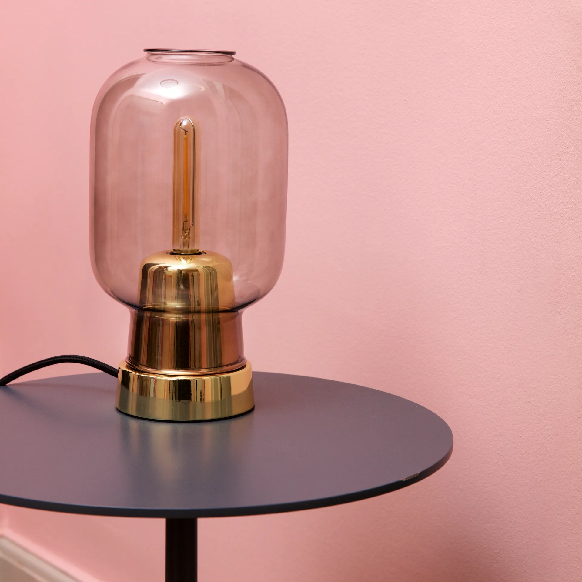 Lampe de table Amp, gris-laiton Normann Copenhagen