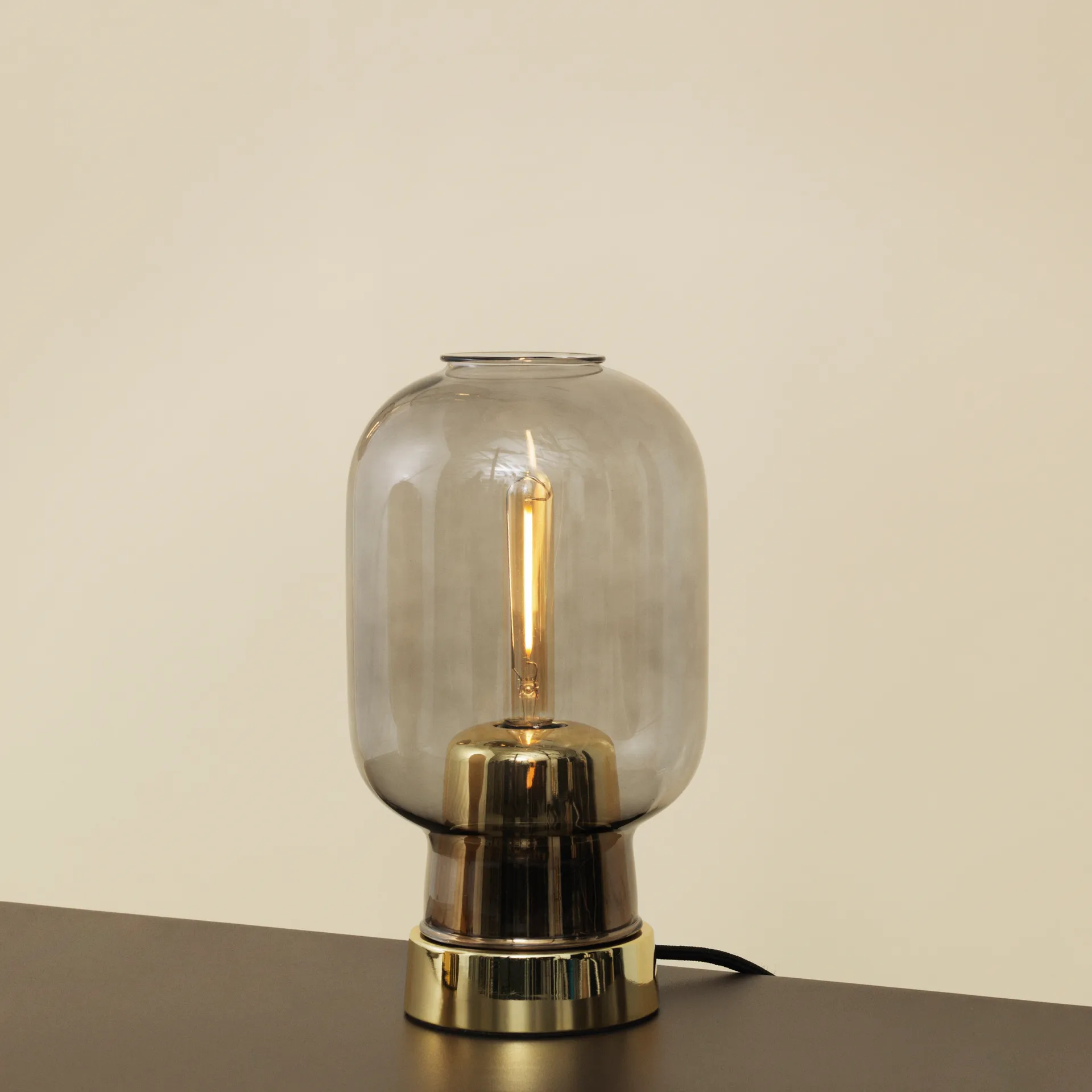 Lampe de table Amp, gris-laiton Normann Copenhagen