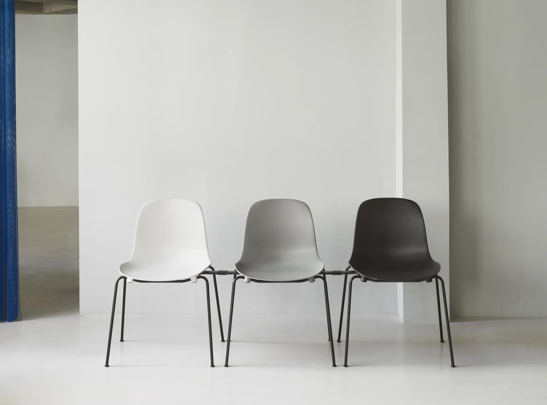 Lot de 2 chaises empilables avec pieds noirs Form Chair, blanc,  Normann Copenhagen