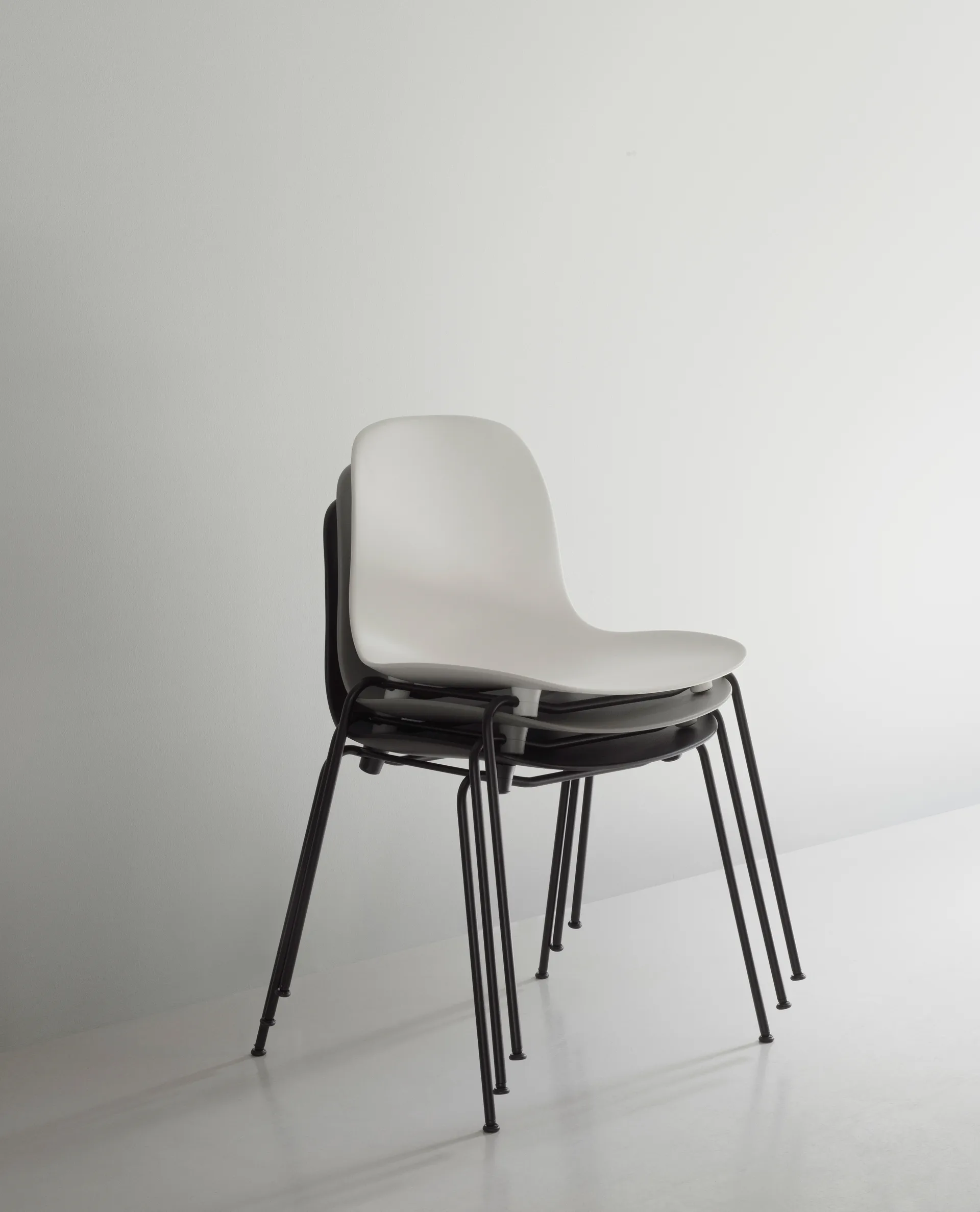 Lot de 2 chaises empilables avec pieds noirs Form Chair, gris Normann Copenhagen