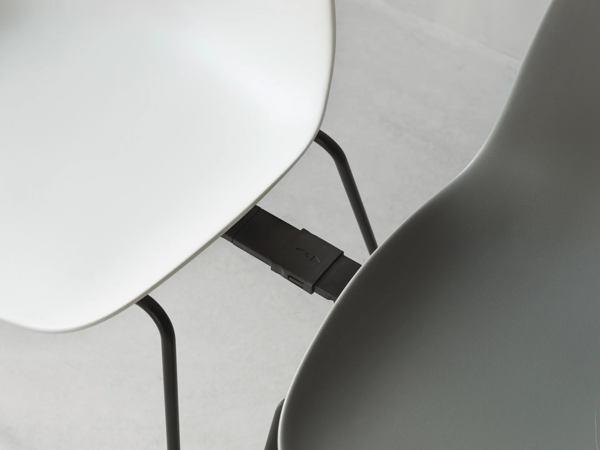 Lot de 2 chaises empilables avec pieds noirs Form Chair, gris Normann Copenhagen
