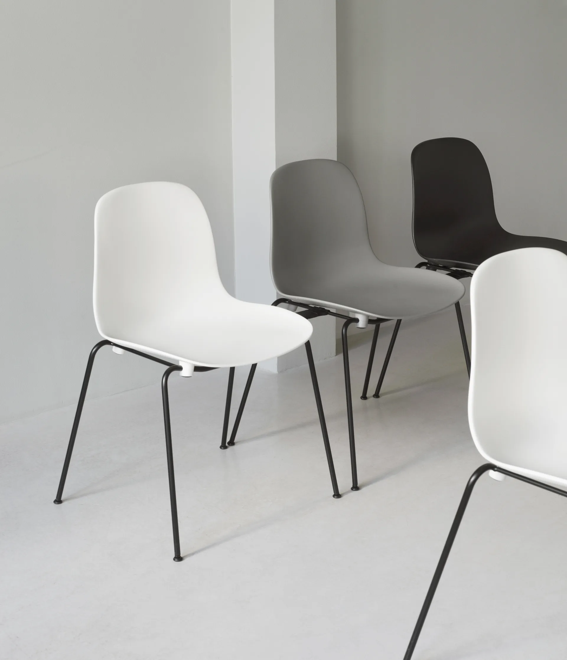 Lot de 2 chaises empilables avec pieds noirs Form Chair, gris Normann Copenhagen