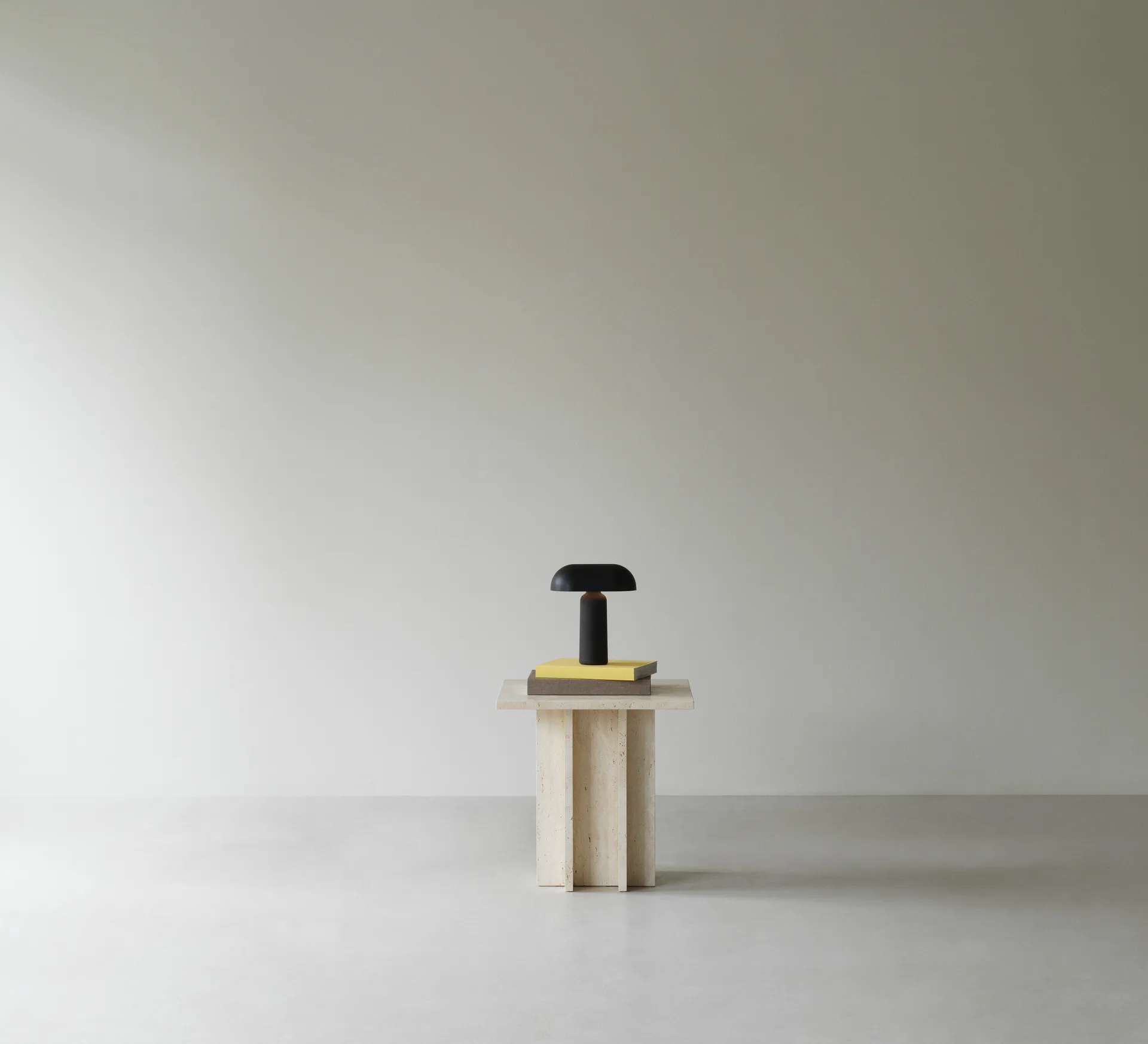 Petite table basse Edge, Travertine Normann Copenhagen