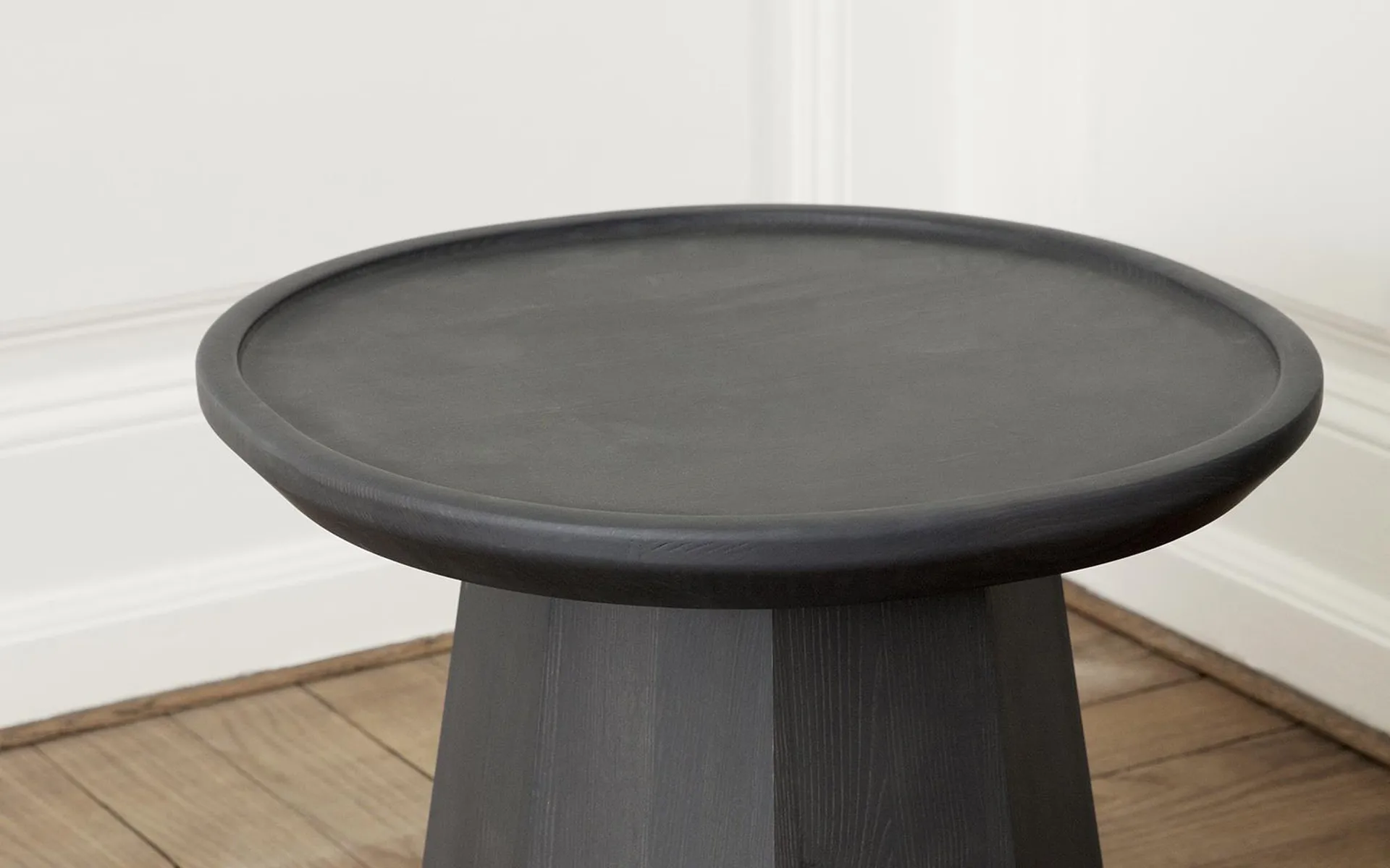 Pine table d'appoint Ø 45 cm H : 40,6 cm, Gris foncé Normann Copenhagen