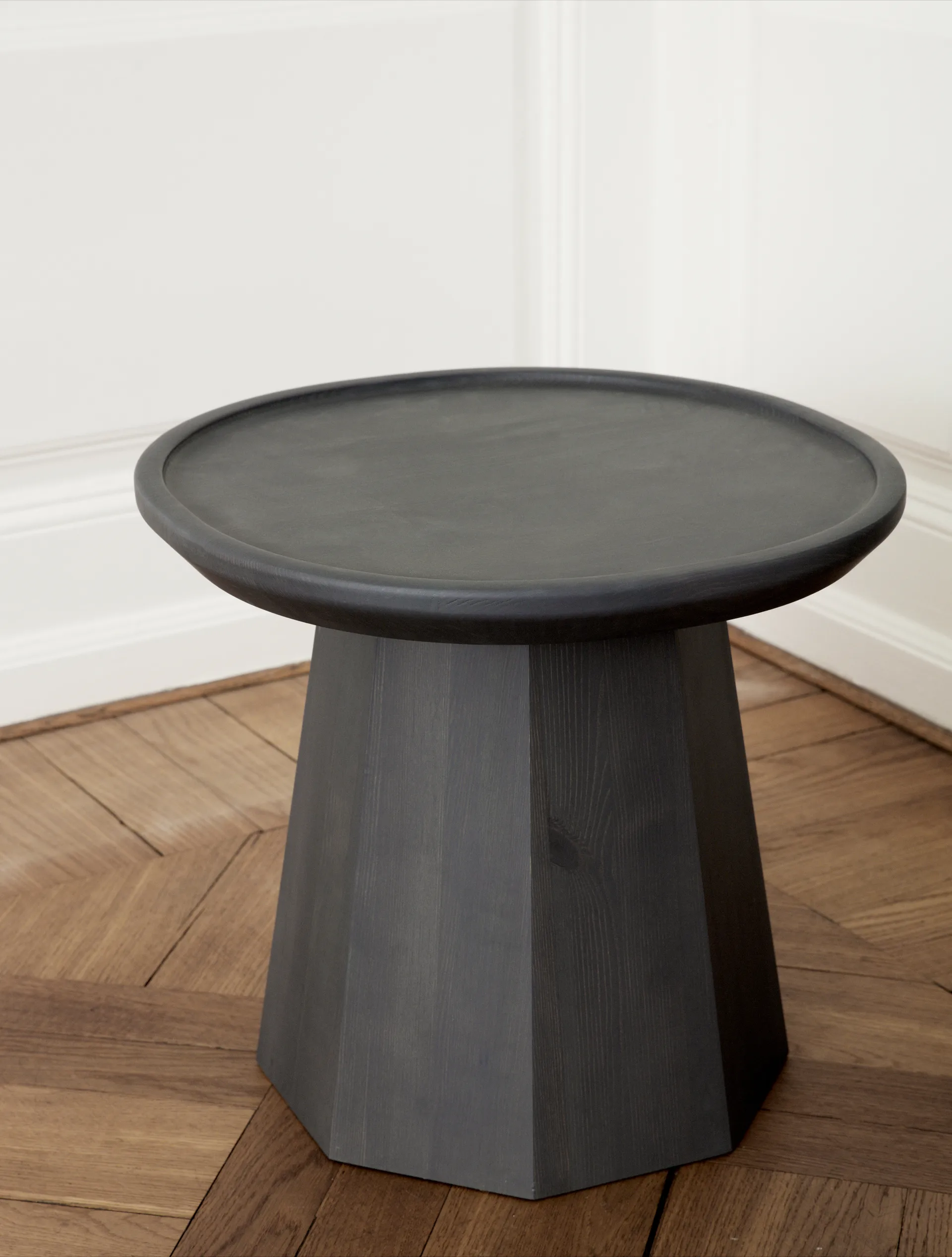 Pine table d'appoint Ø 45 cm H : 40,6 cm, Gris foncé Normann Copenhagen