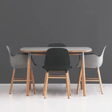Table à manger Form 120x120 cm - green, pieds en chêne - Normann Copenhagen