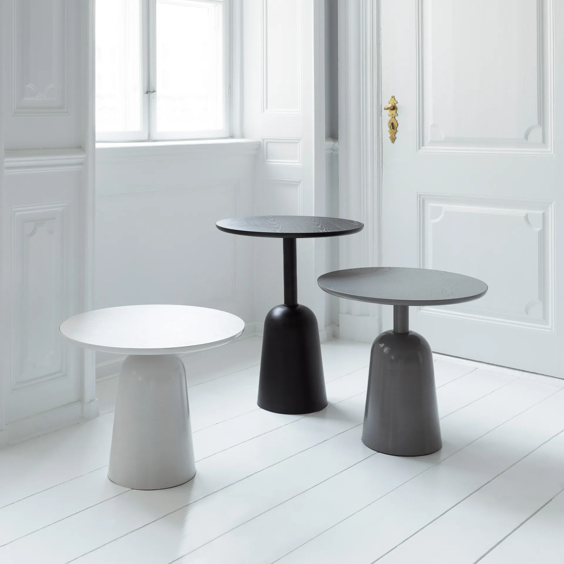 Table réglable Turn Ø55 cm, Gris chaud Normann Copenhagen