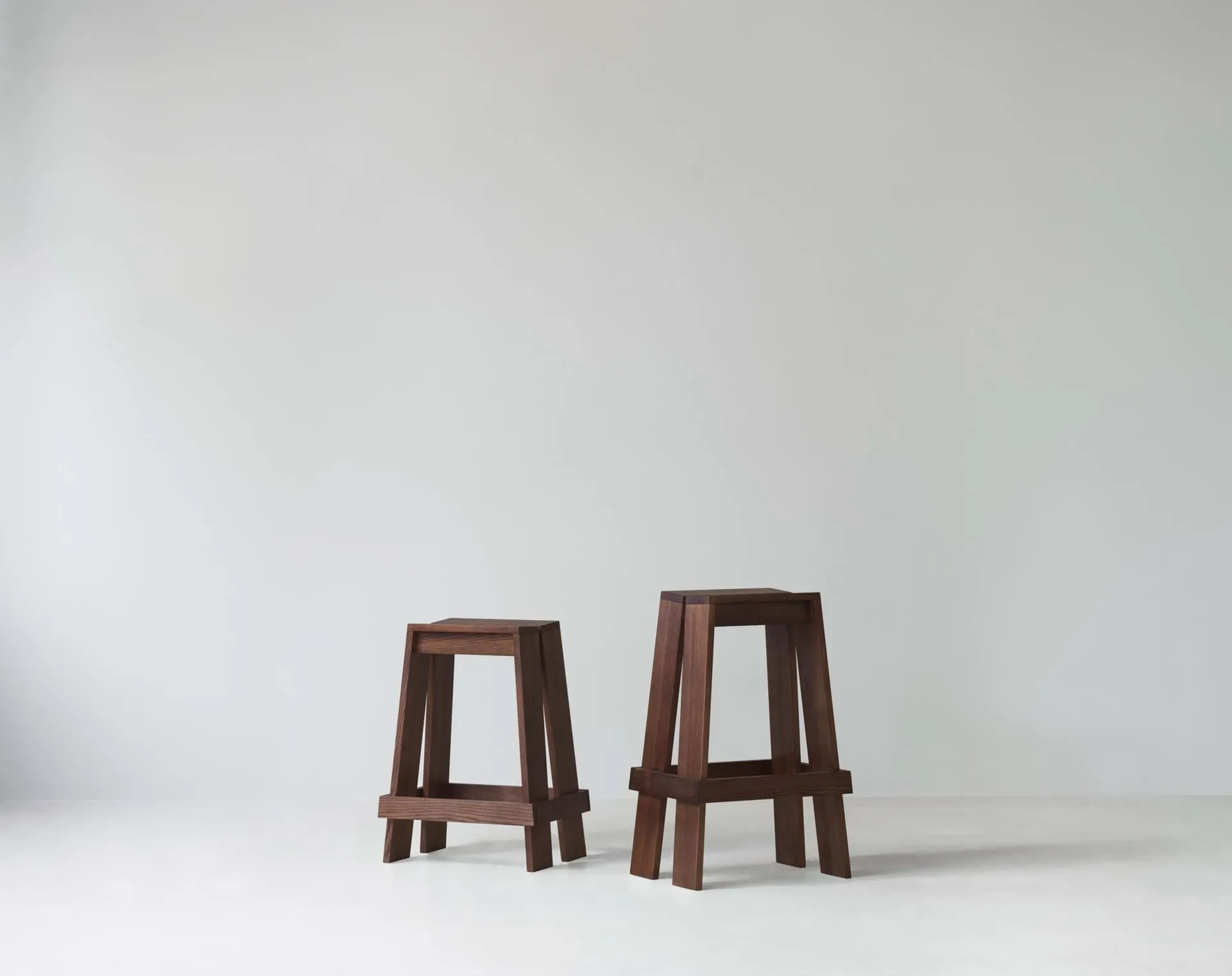 Tabouret de bar Let 65 cm, Brown Stained Ash Normann Copenhagen
