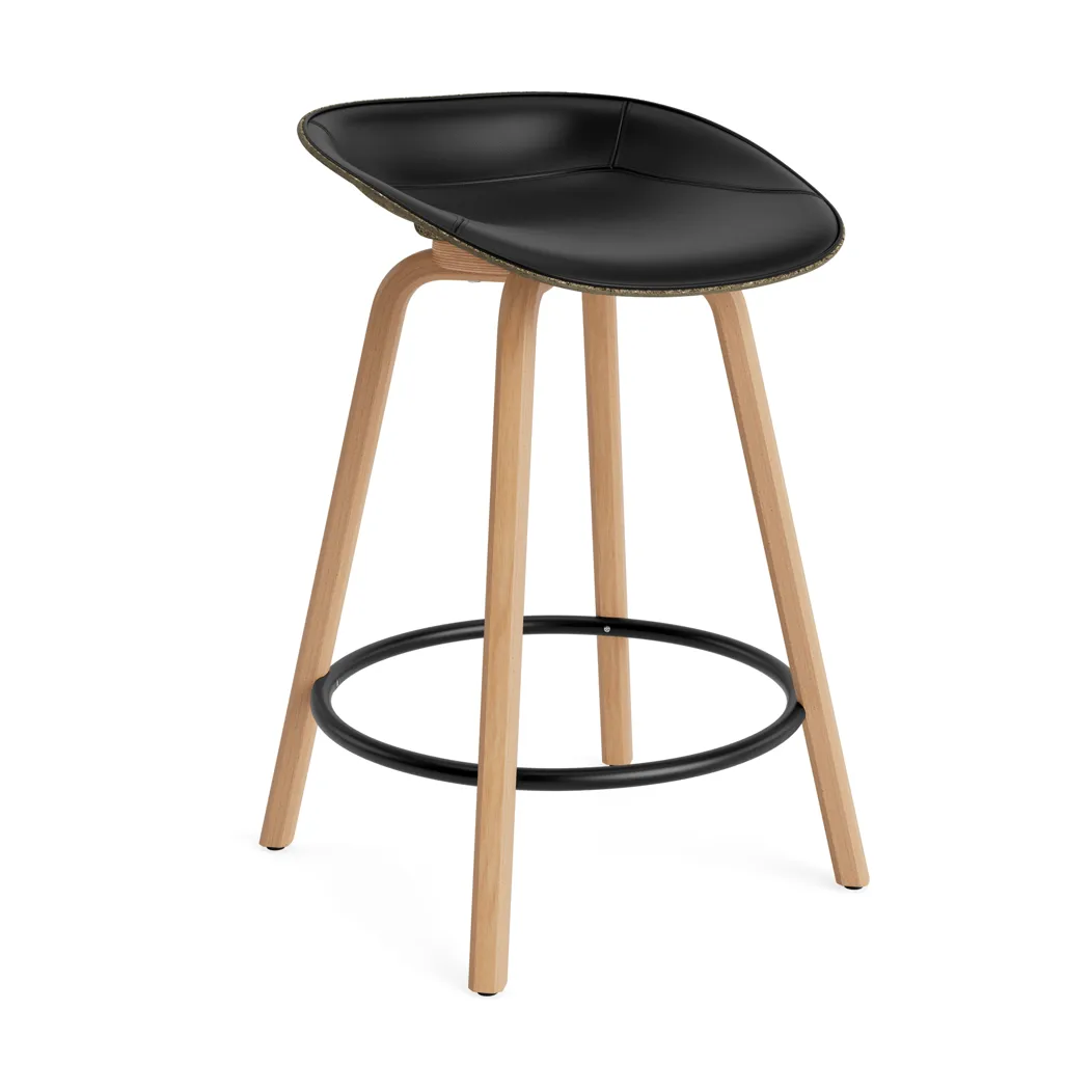 Tabouret de bar Mat Barstool habillé sur le devant 65 cm, Ultra 41599-seaweed-beech-black steel Normann Copenhagen