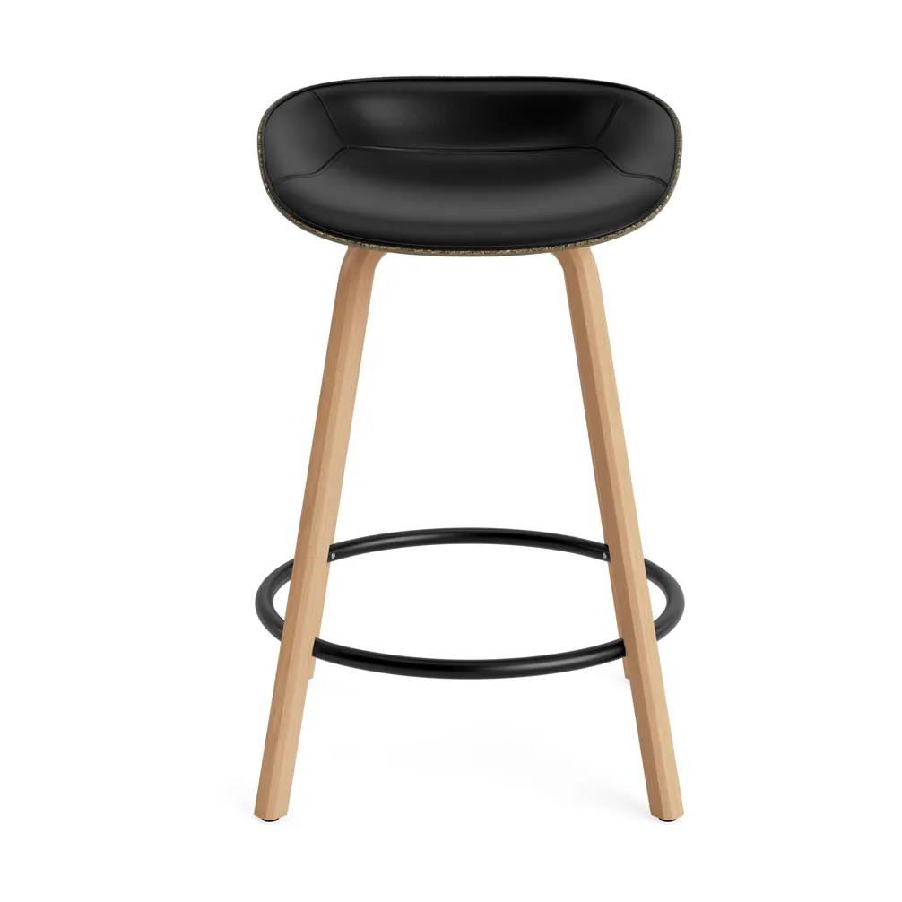 Tabouret de bar Mat Barstool habillé sur le devant 65 cm, Ultra 41599-seaweed-beech-black steel Normann Copenhagen