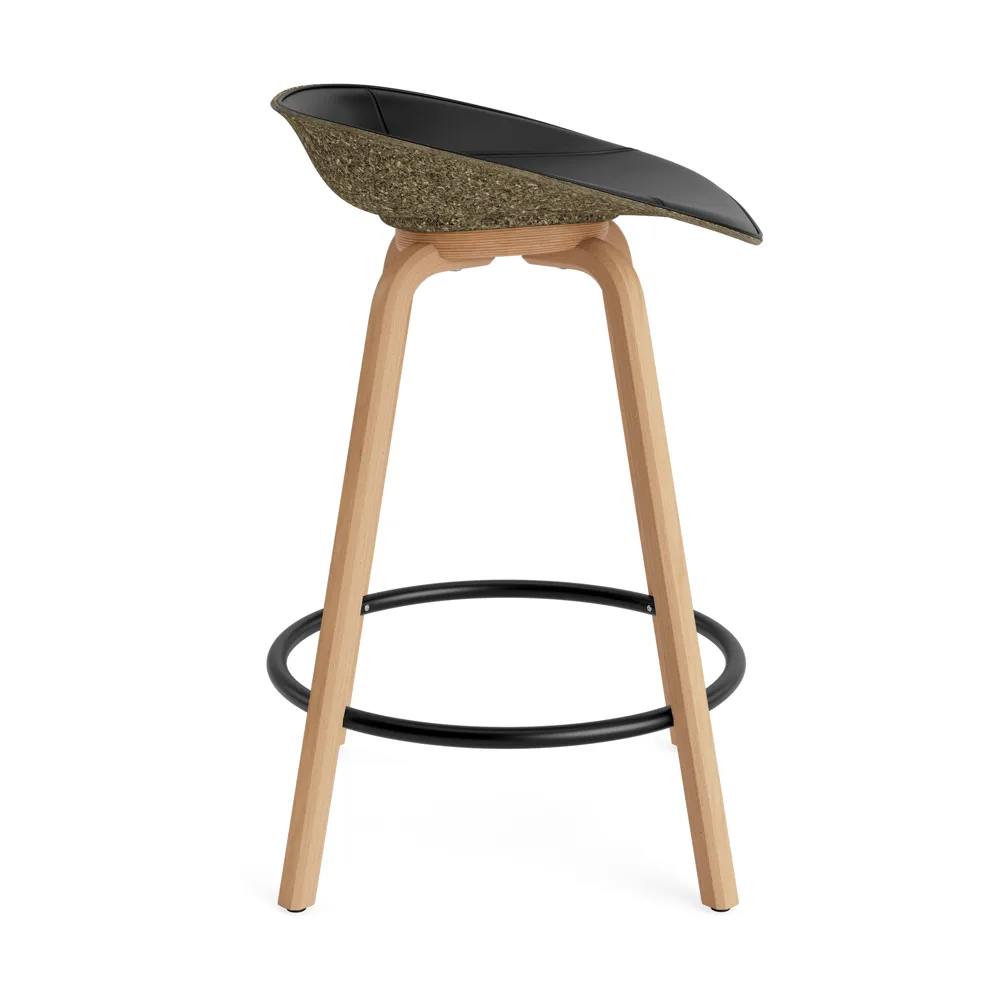 Tabouret de bar Mat Barstool habillé sur le devant 65 cm, Ultra 41599-seaweed-beech-black steel Normann Copenhagen