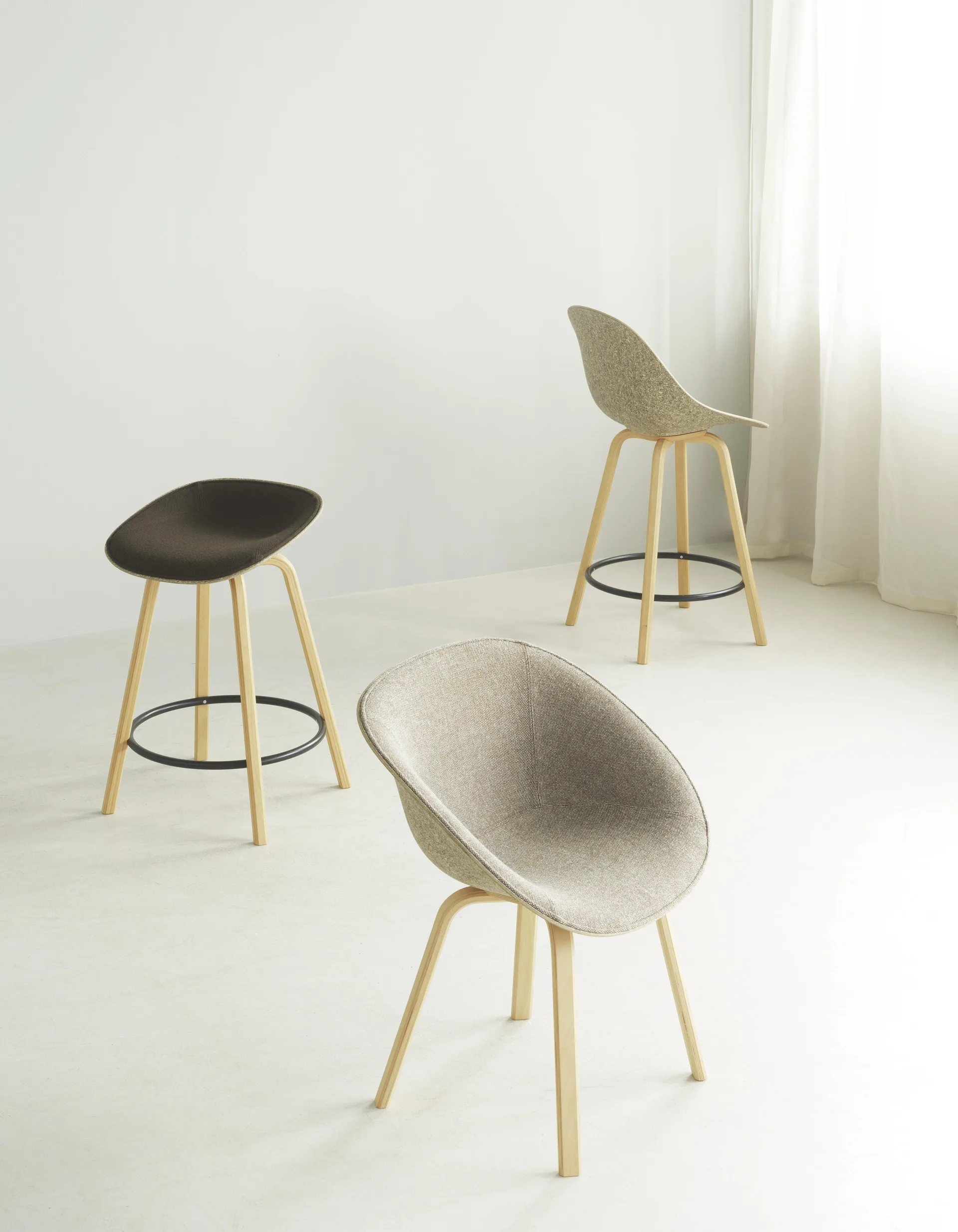 Tabouret de bar Mat Barstool habillé sur le devant 65 cm, Ultra 41599-seaweed-beech-black steel Normann Copenhagen