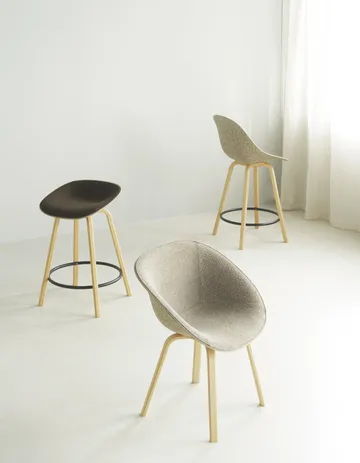 Tabouret de bar Mat Barstool habillé sur le devant 65 cm - Ultra 41599-seaweed-beech-black steel - Normann Copenhagen