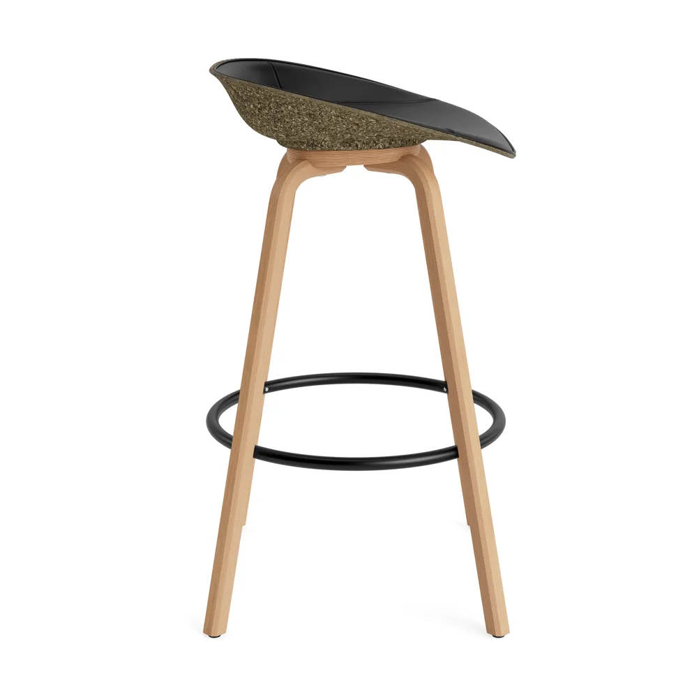Tabouret de bar Mat Barstool habillé sur le devant 75 cm, Ultra 41599-seaweed-beech-black steel Normann Copenhagen