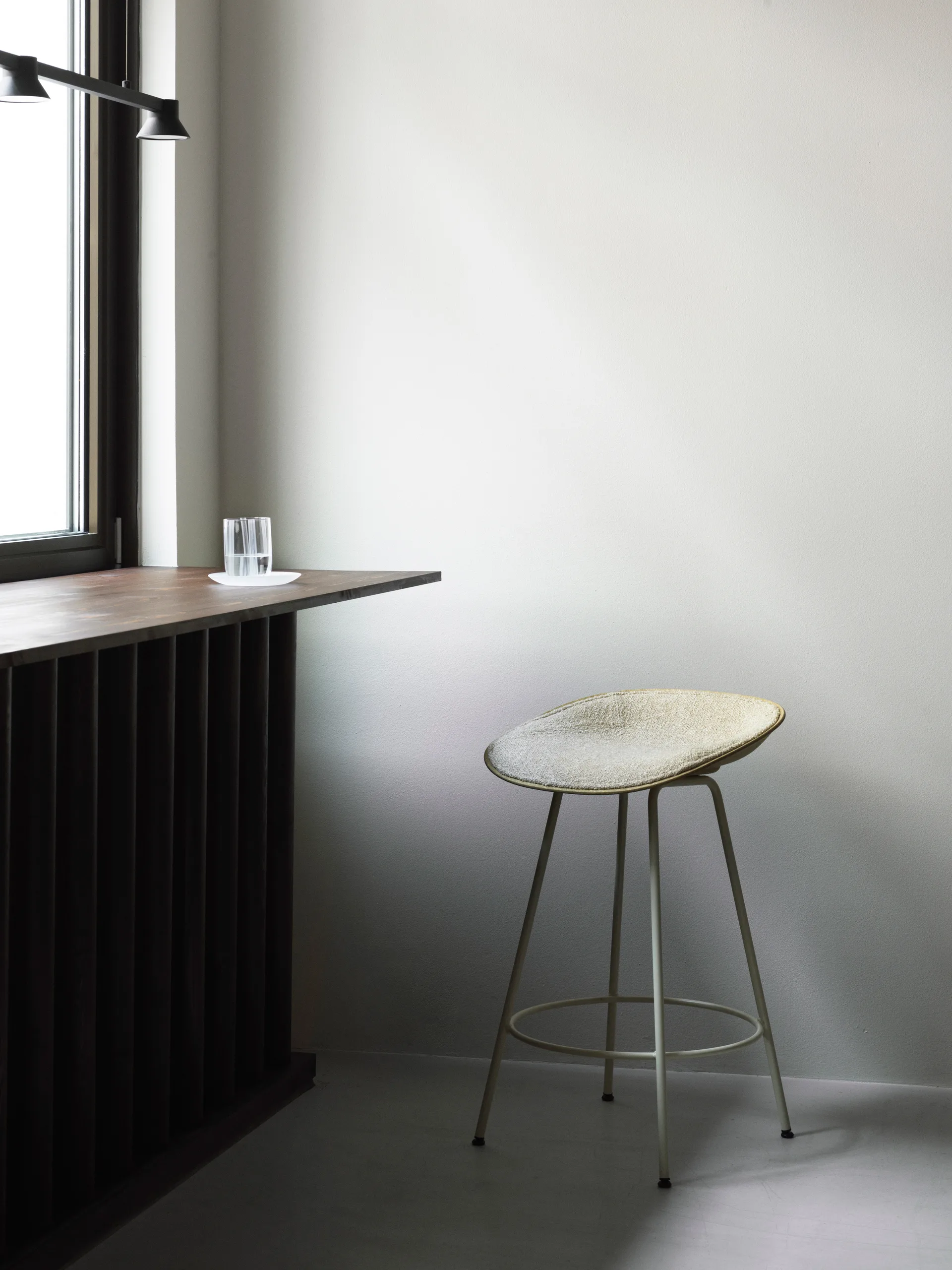 Tabouret Mat Barstool 65 cm, Seaweed-black steel Normann Copenhagen