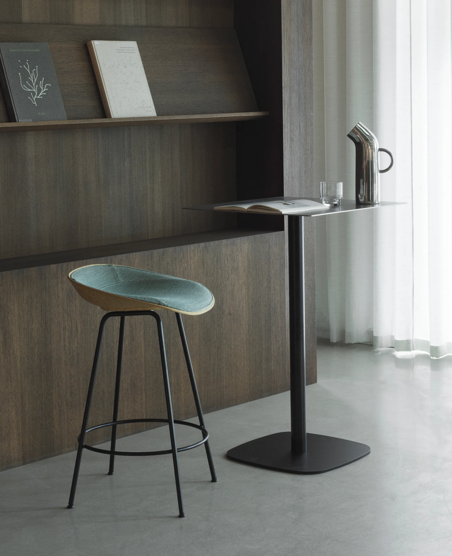 Tabouret Mat Barstool 65 cm, Seaweed-black steel Normann Copenhagen