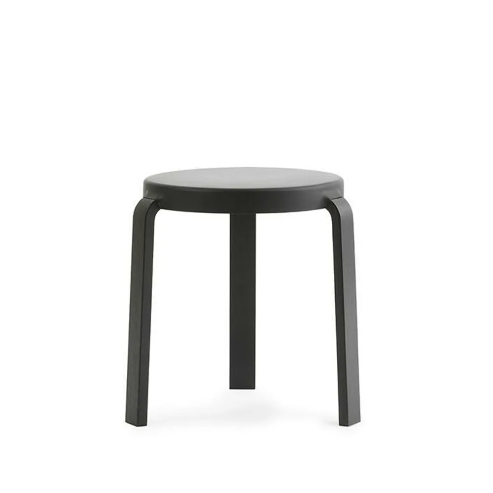 Normann Copenhagen Tabouret Tap black, pieds en chêne noir