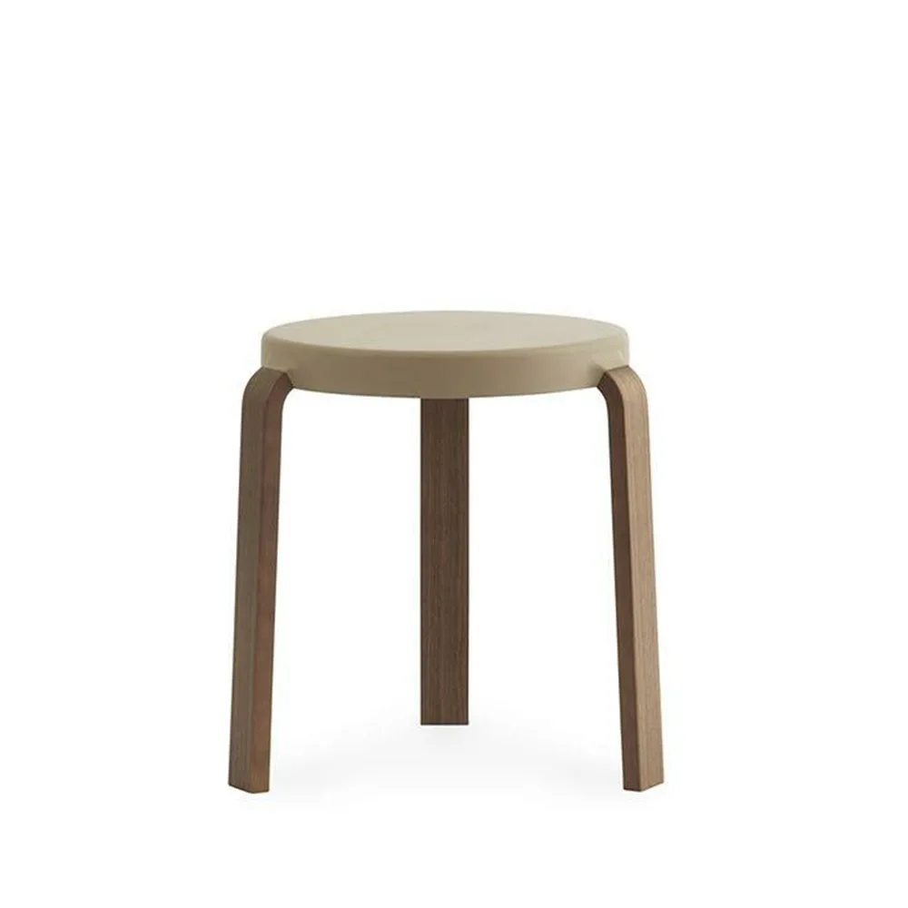 Normann Copenhagen Tabouret Tap sand, pieds en noyer