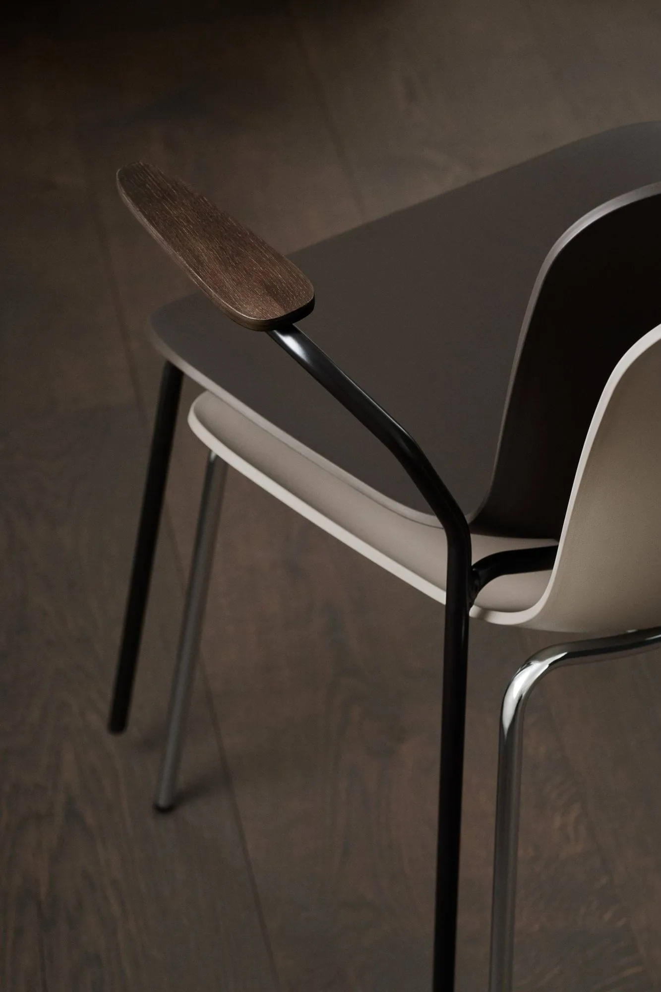 Chaise Langue avec accoudoirs, Gris chaud-piètement chromé, accoudoirs light smoke NORR11