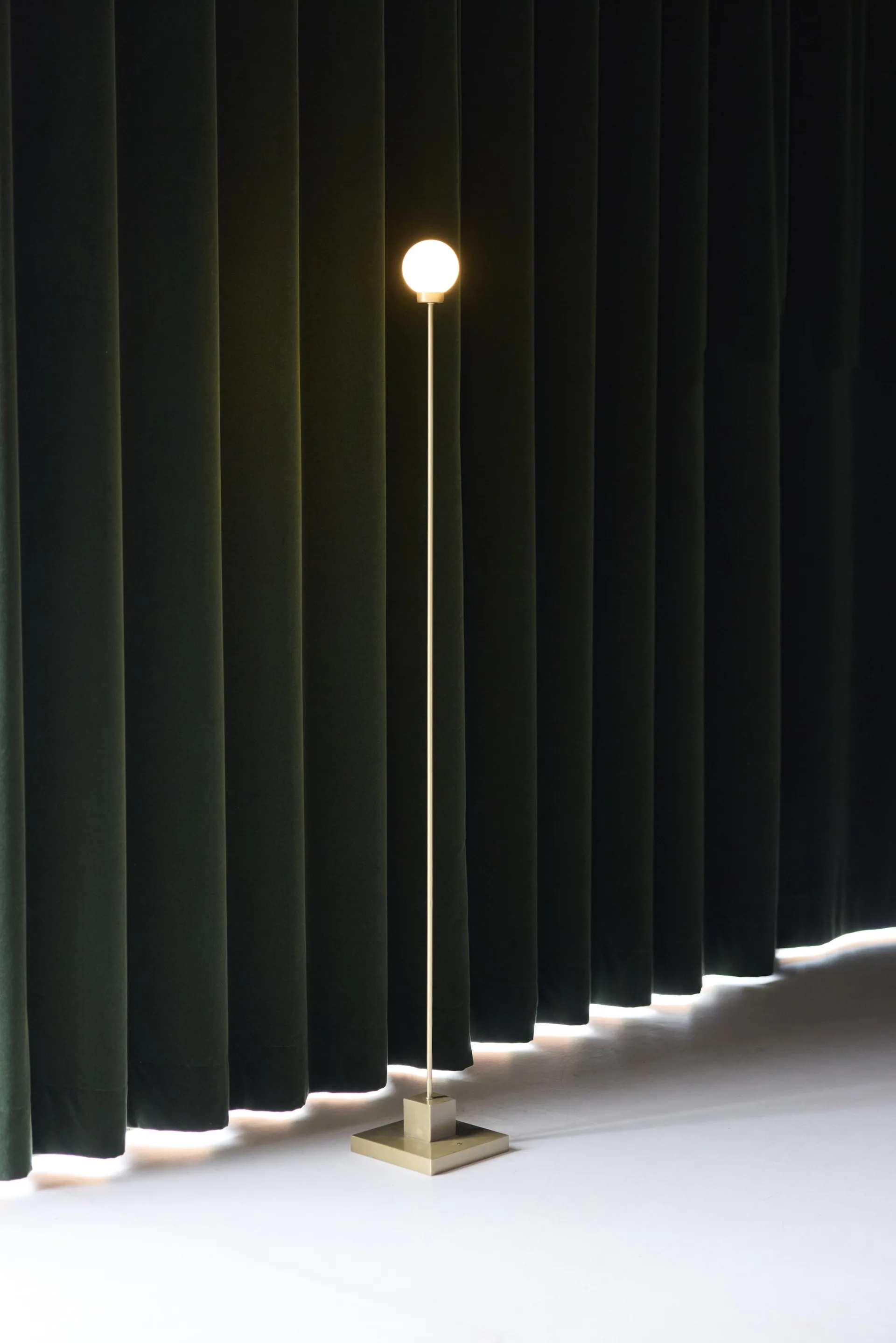 Lampadaire portable Snowball 122 cm, Laiton Northern