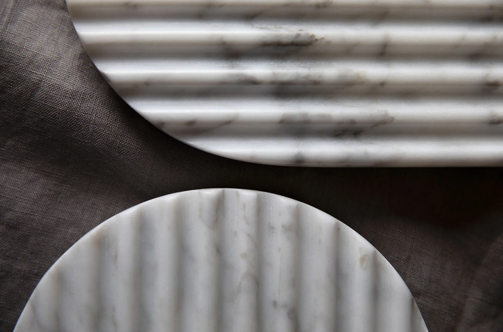 Plateau Podium 40 cm, Mixed white marble Northern