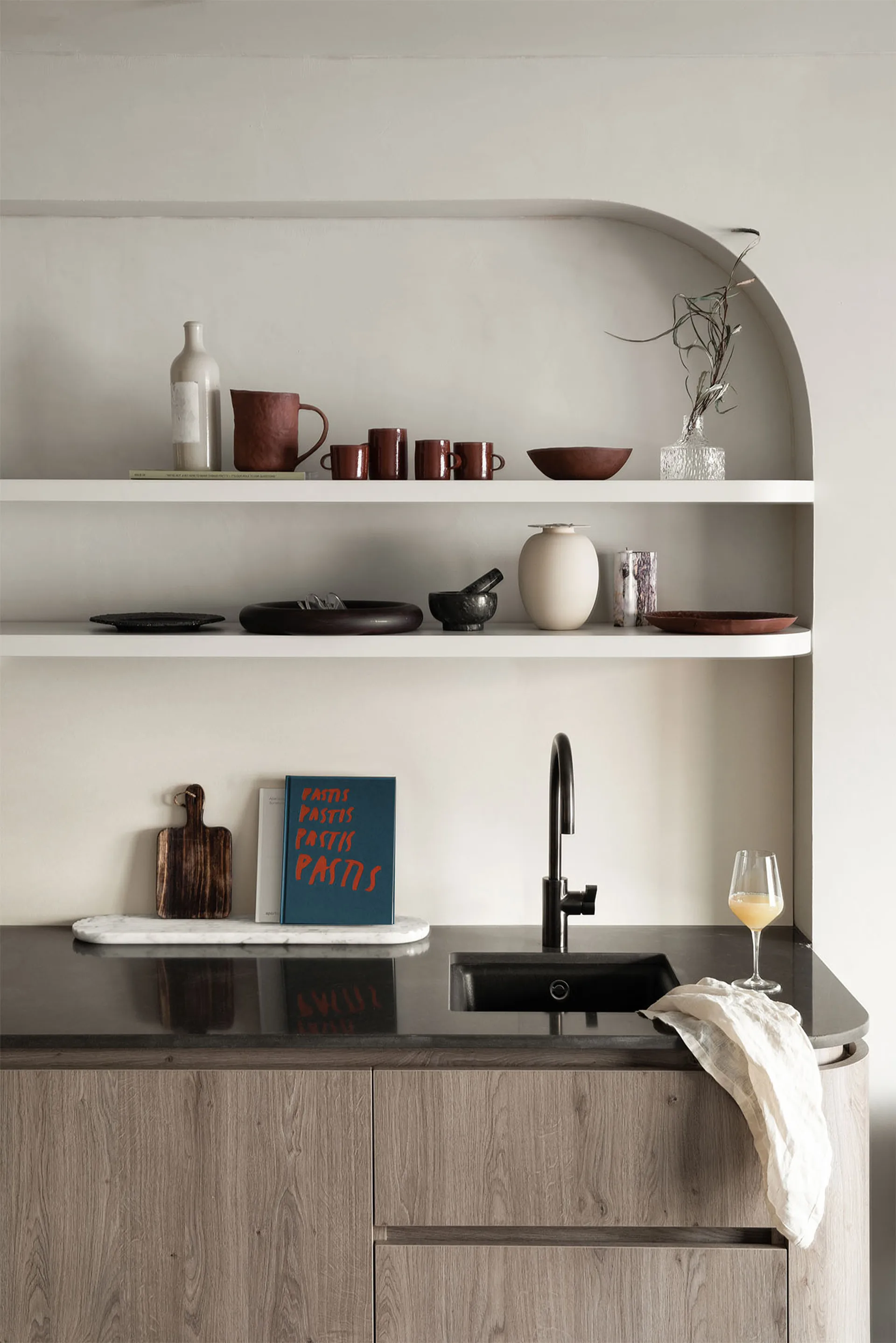 Plateau Podium 65 cm, Mixed white marble Northern