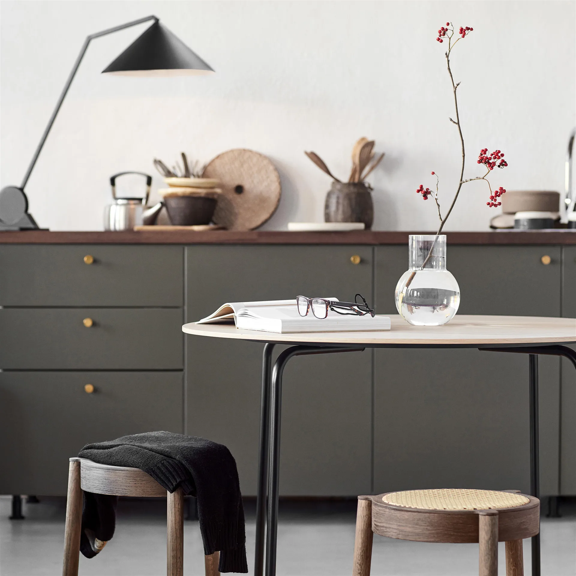Tabouret Pal avec assise en rotin, Chêne fumé Northern