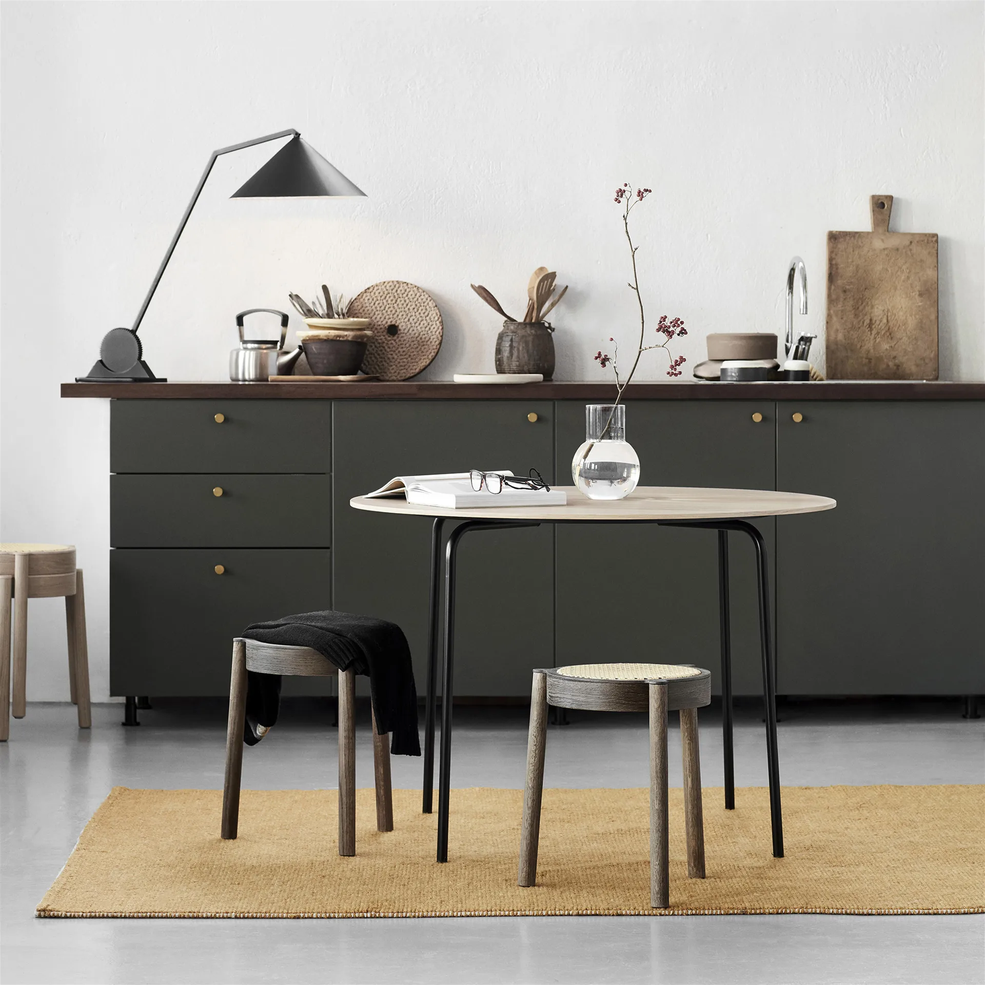 Tabouret Pal avec assise en rotin, Chêne fumé Northern