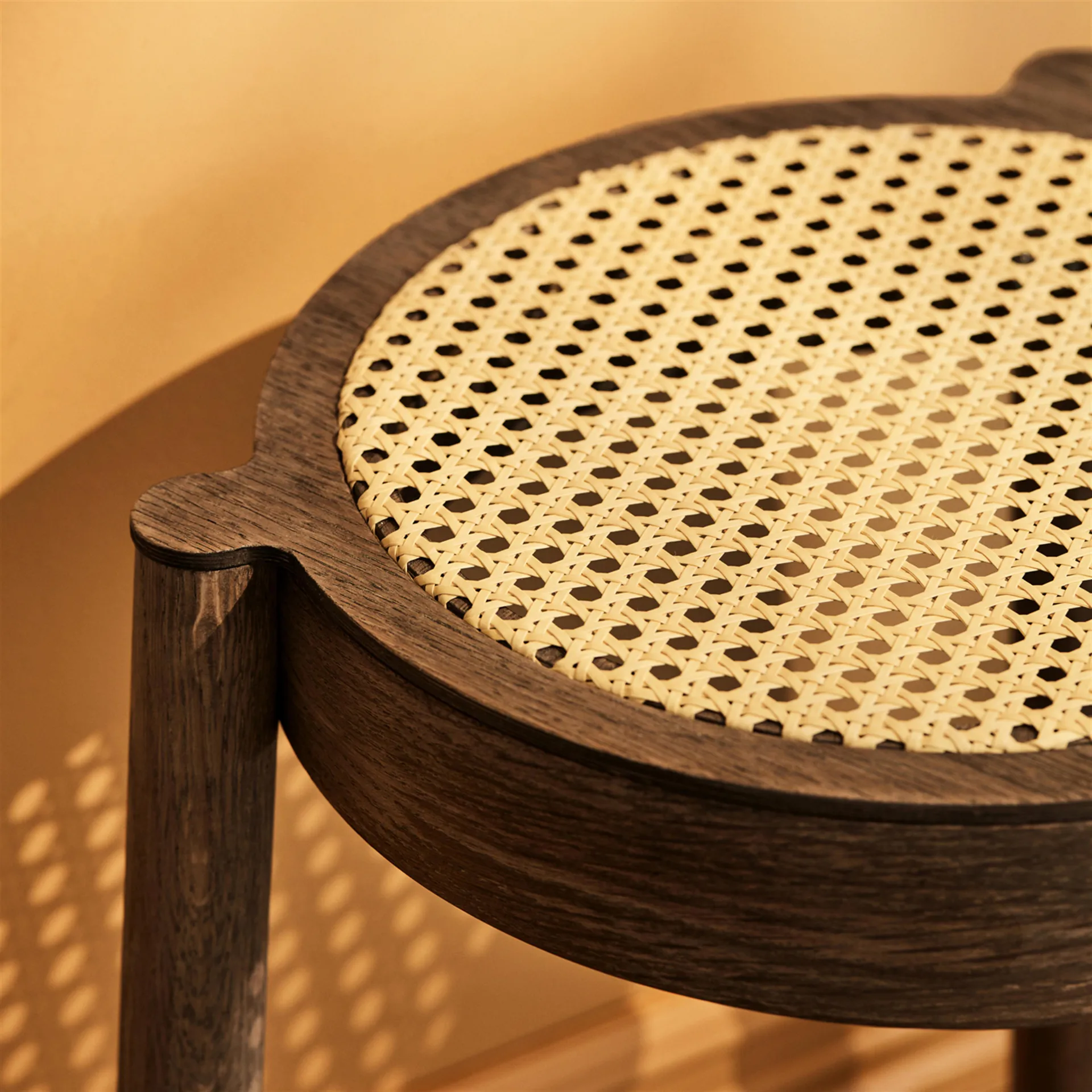Tabouret Pal avec assise en rotin, Chêne fumé Northern