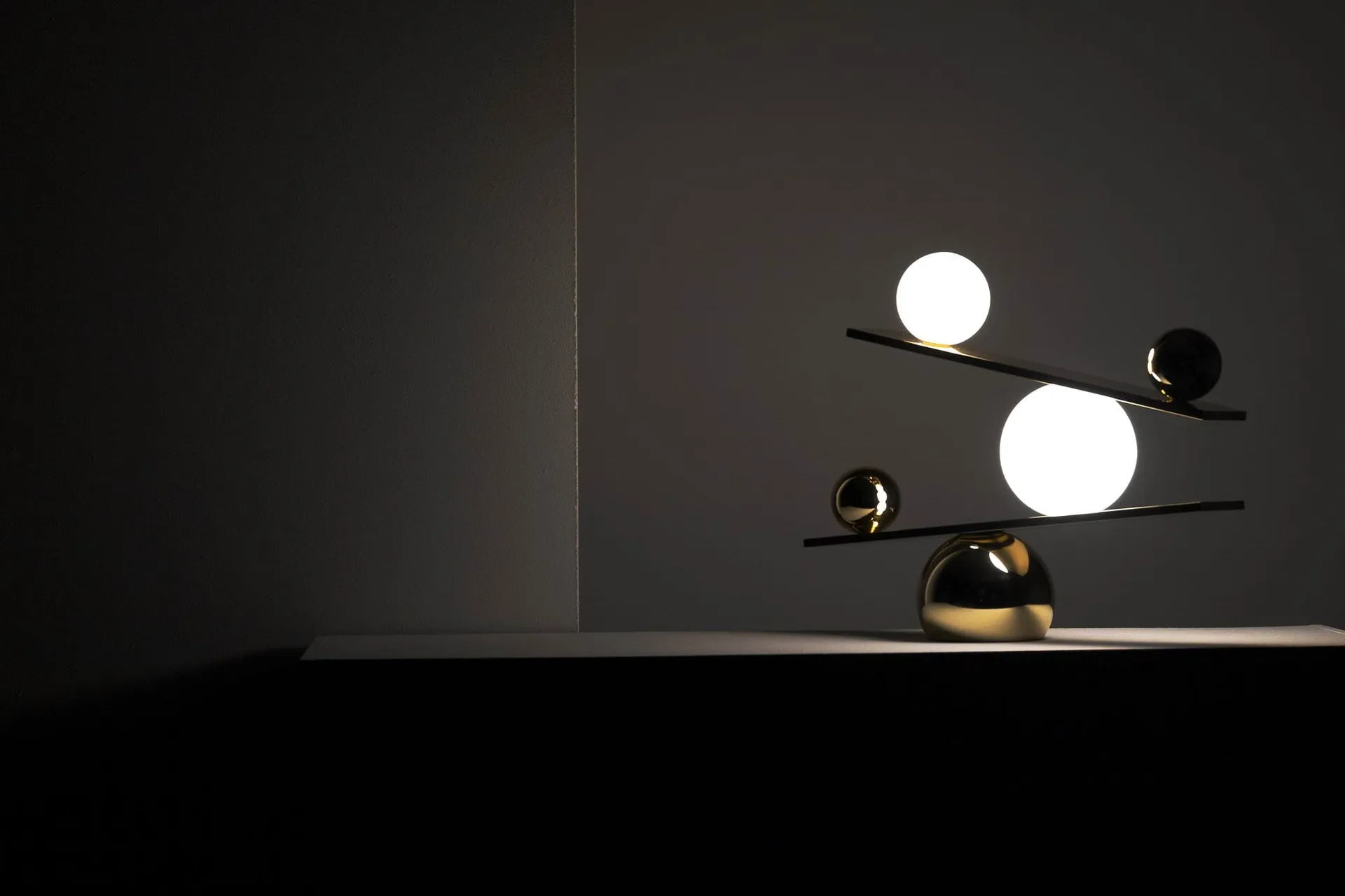 Lampe de table Balance, Brass, v1 Oblure