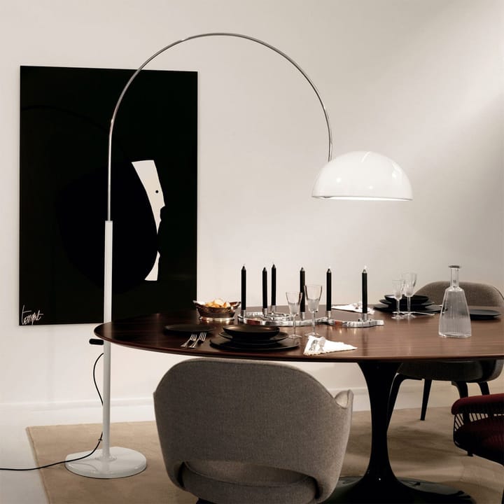 Lampadaire Coupé 3320, white, structure chromée
 Oluce