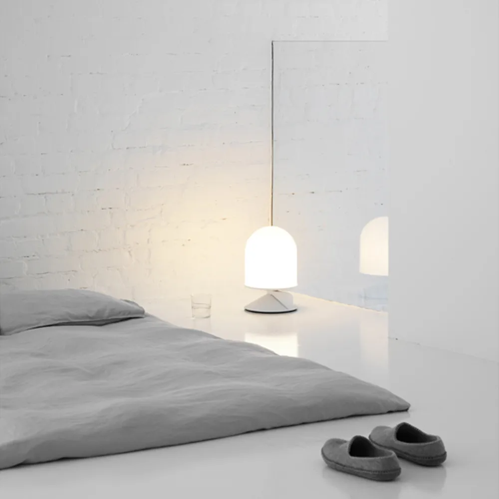 Lampe de table Vinge, sorbe, verre opale Örsjö Belysning