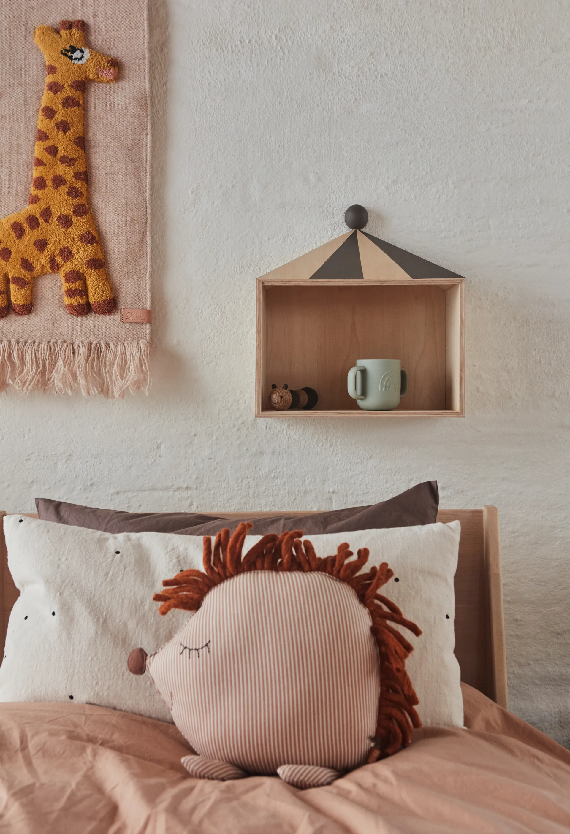 Coussin animal en denim OYOY, Hope Hedgehog, beige OYOY