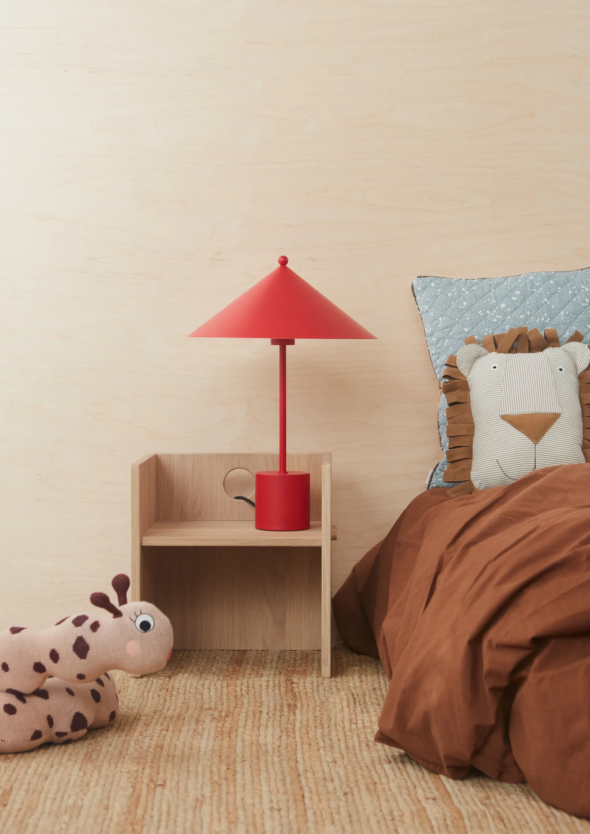 Coussin animal en denim OYOY, Lobo Lion, caramel OYOY