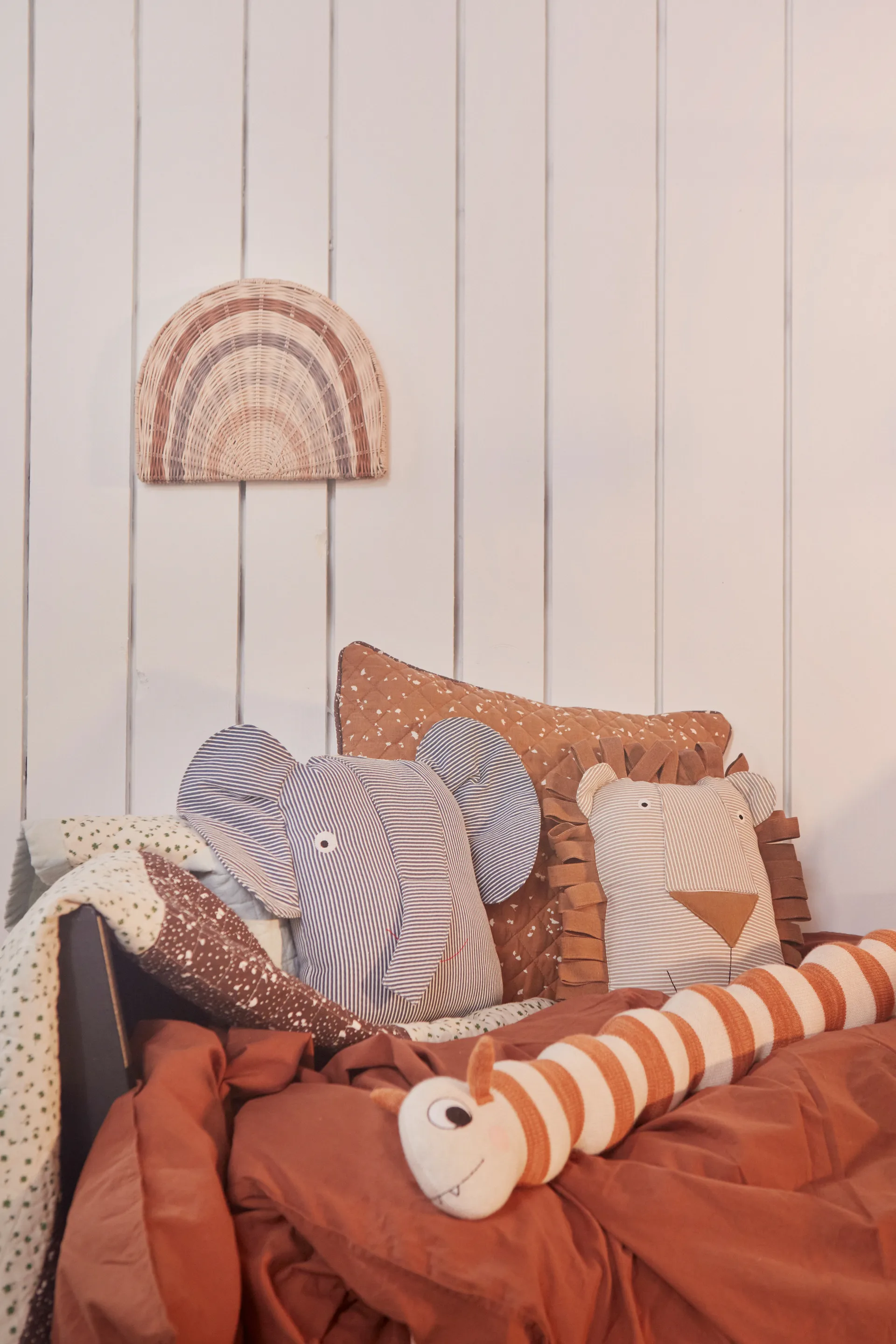 Coussin animal en denim OYOY, Lobo Lion, caramel OYOY