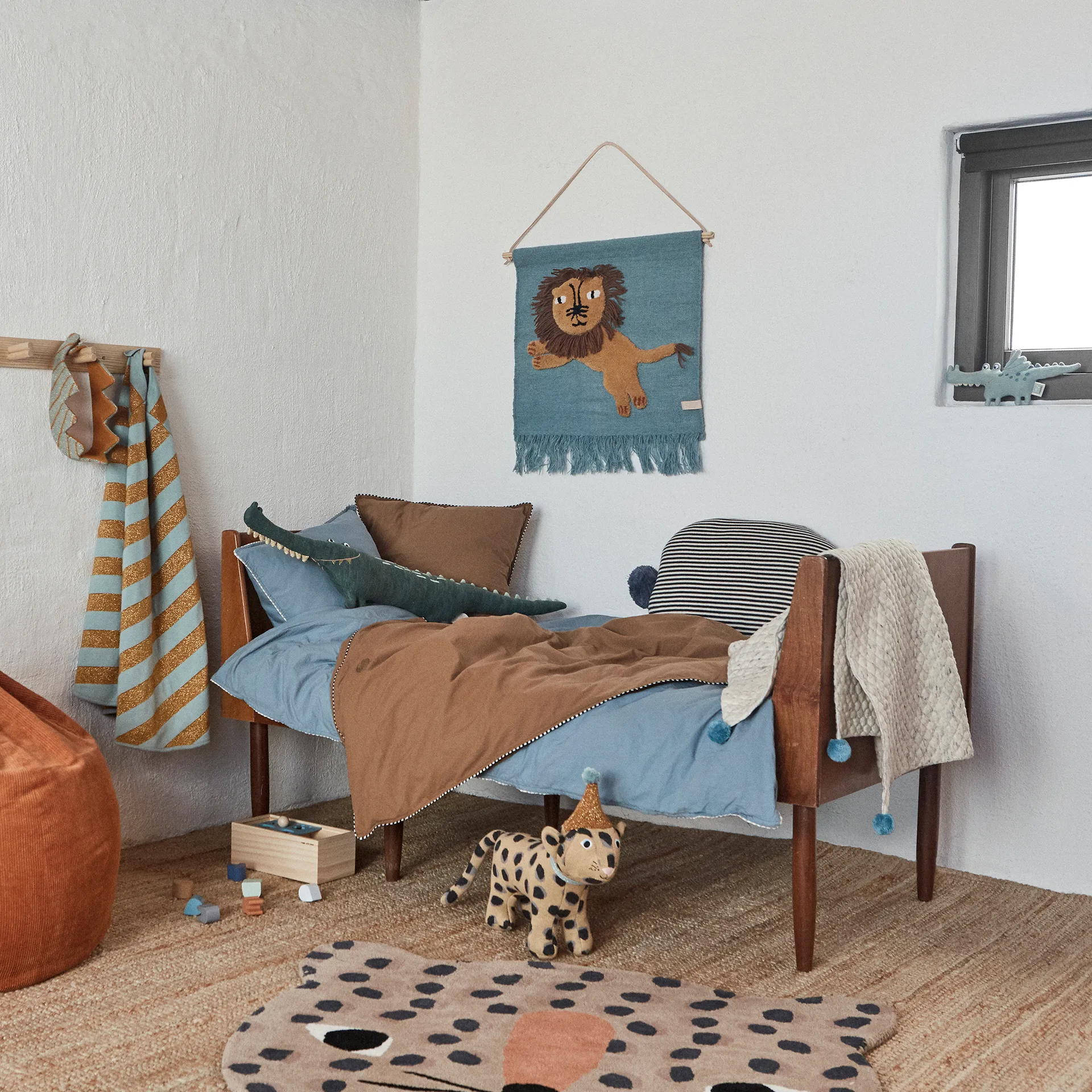 Décoration murale Jumping Lion 52x55cm, Bleu OYOY