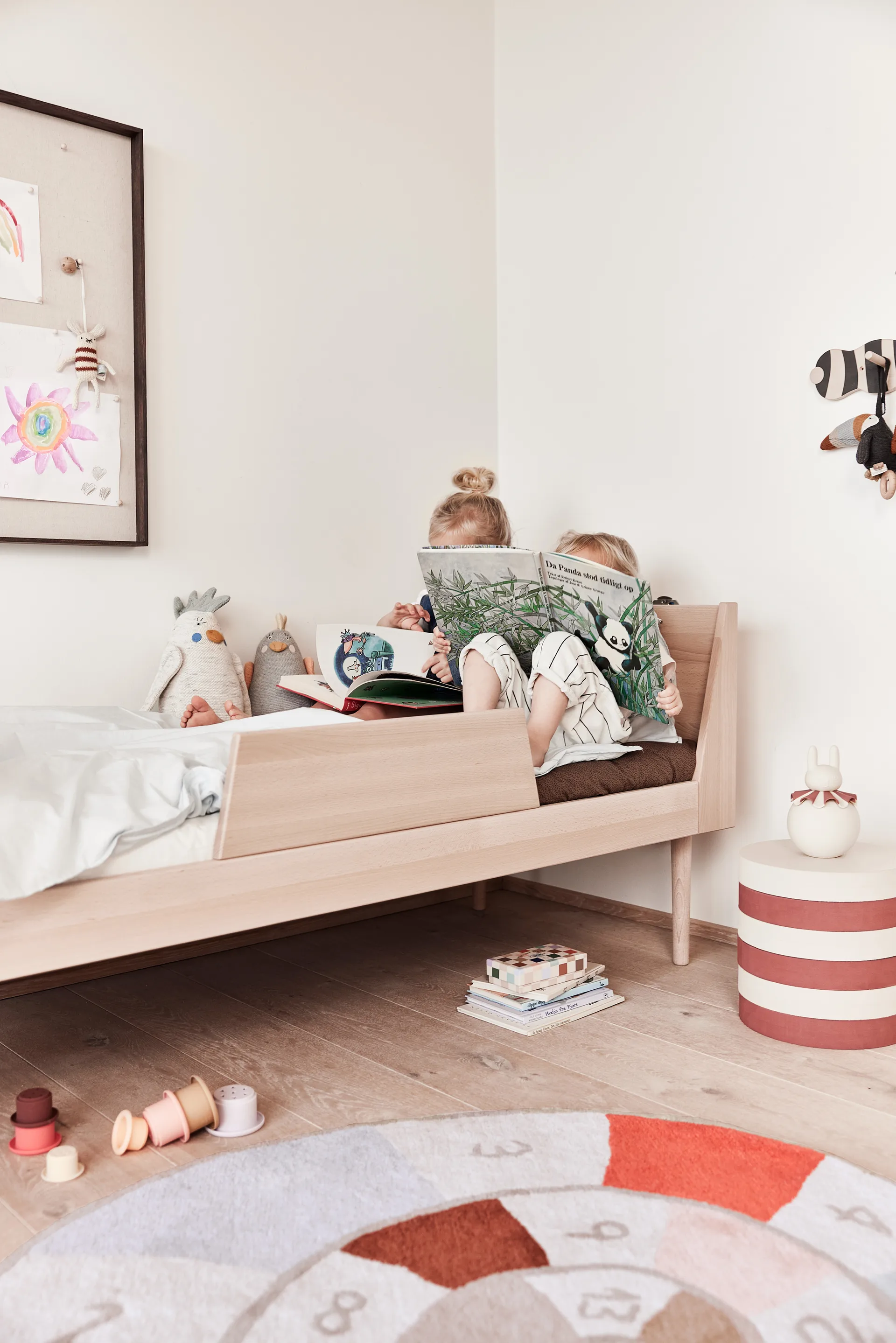 Tabouret empilable Iro, Vanilla-nutmeg OYOY