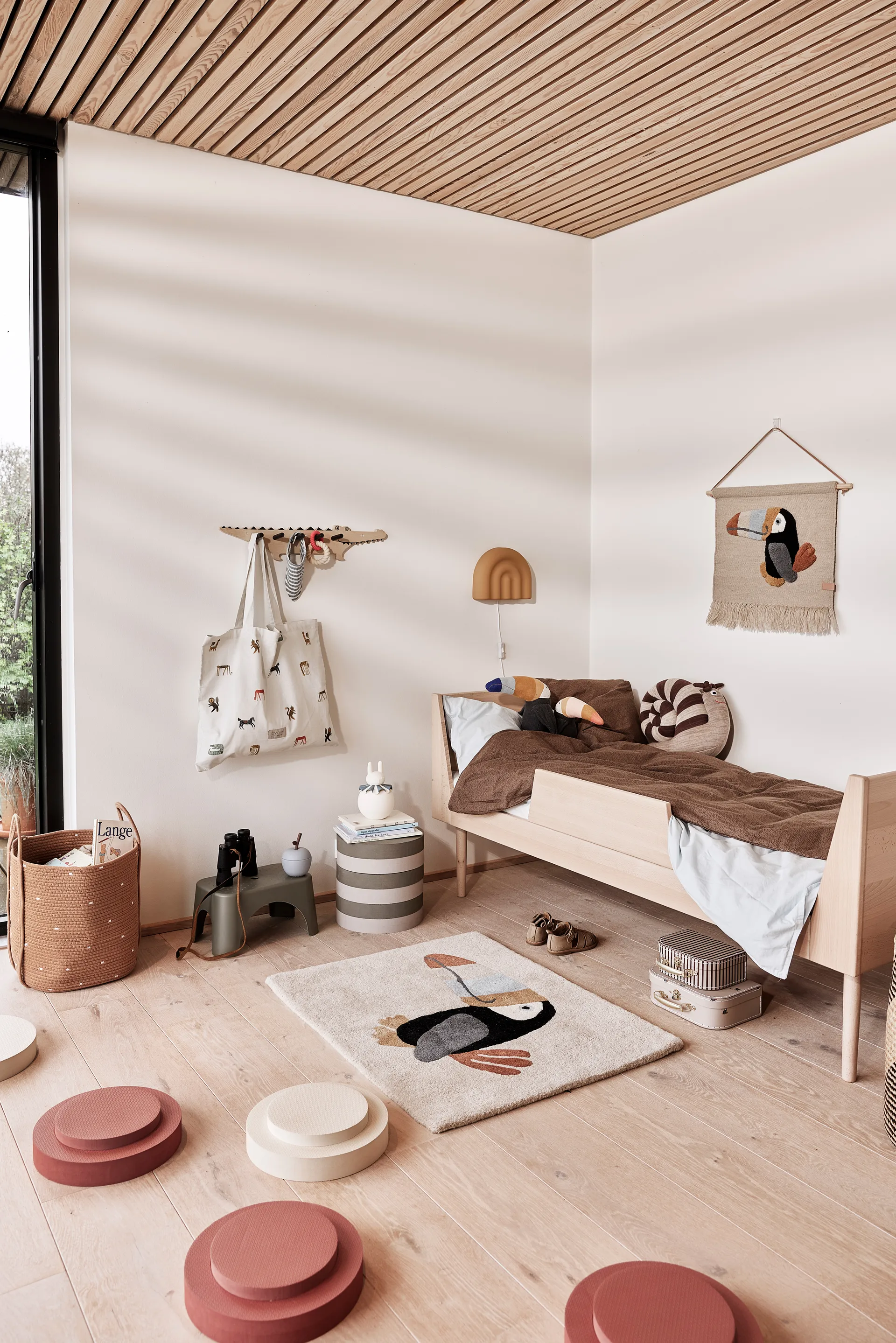 Tabouret empilable Iro, Vanilla-nutmeg OYOY