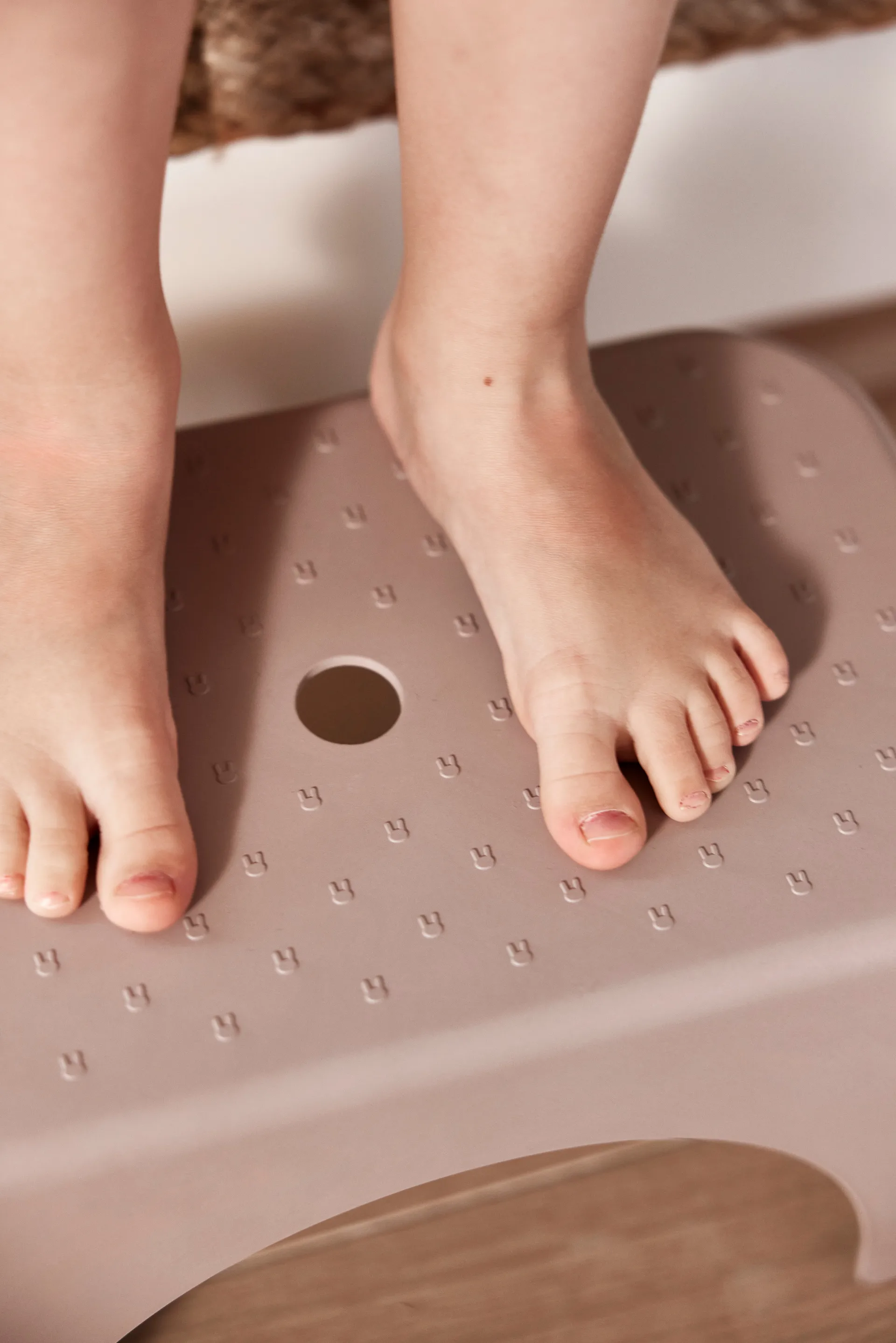 Tabouret Rabbit H18 cm, Clay OYOY