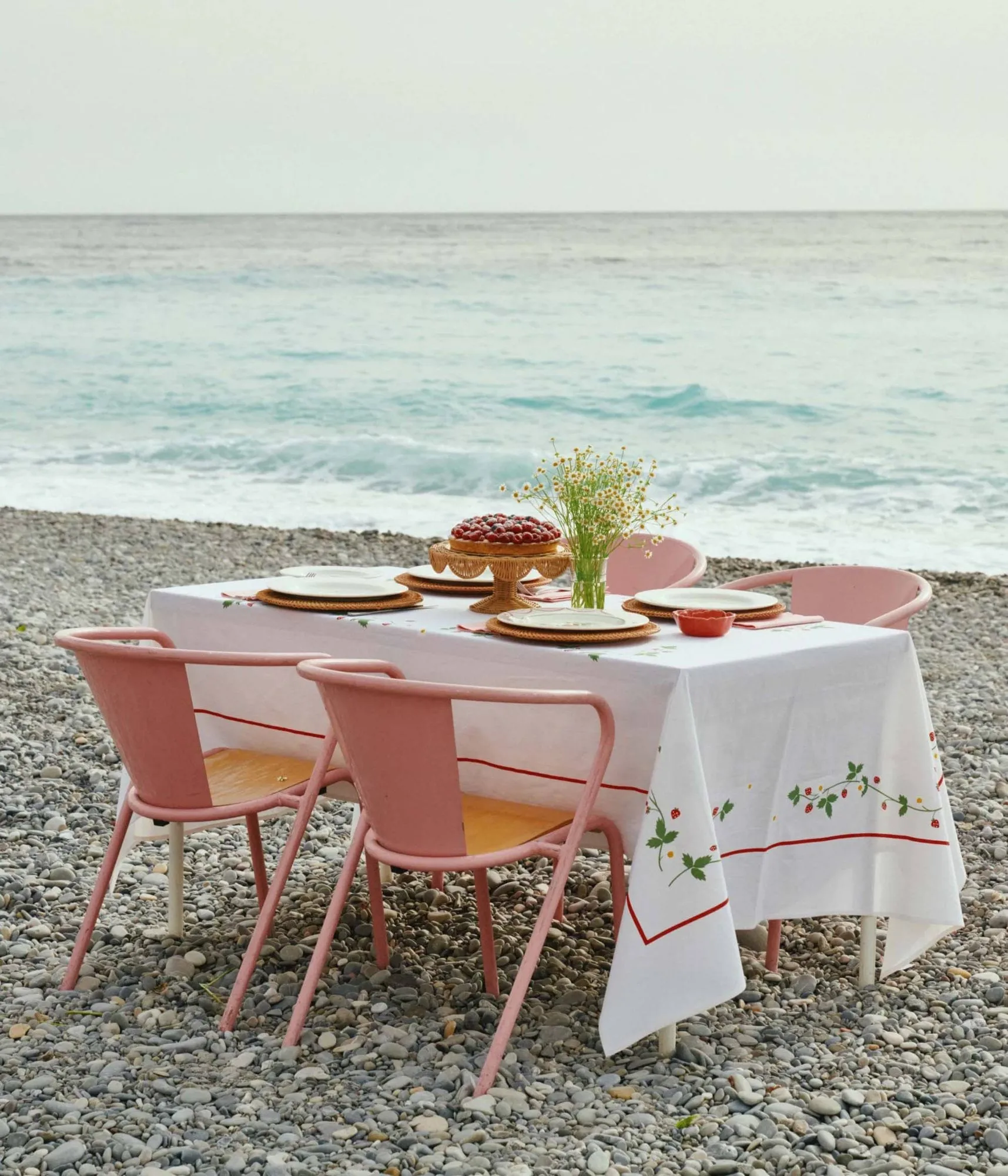 Wild Strawberry nappe, Red, 250x150 cm Pick a Poppy