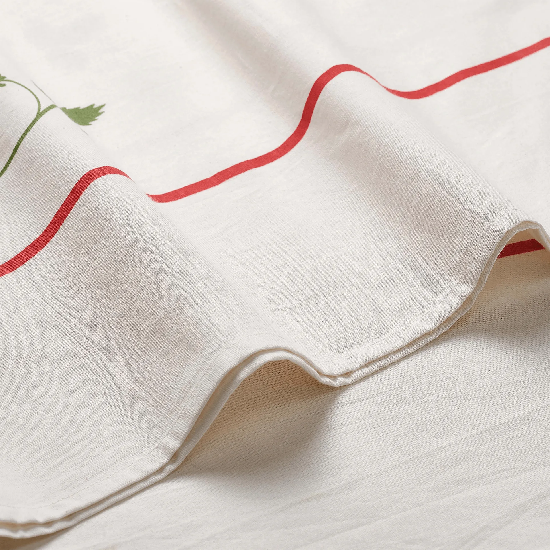 Wild Strawberry nappe, Red, 350x150 cm Pick a Poppy