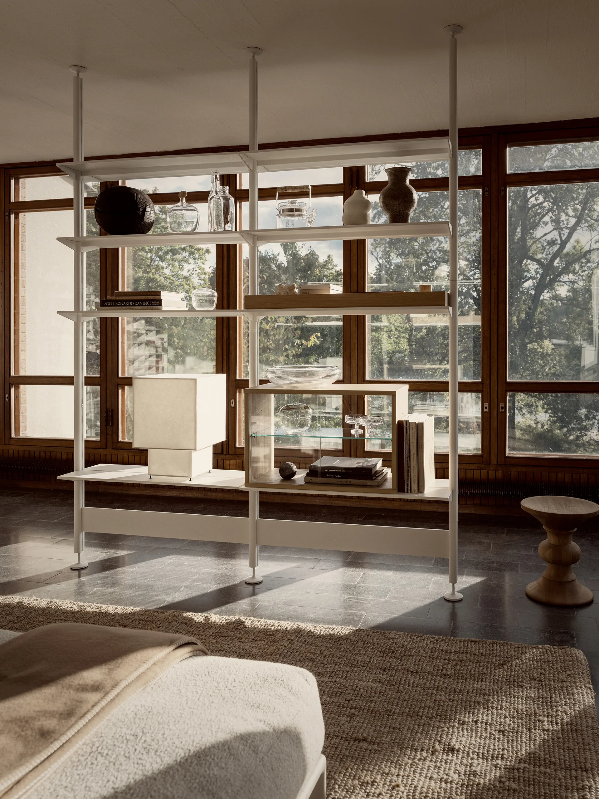 Vitrine Pira, Chêne blanchi - verre clair, 90x31 cm, 4 portes Pira