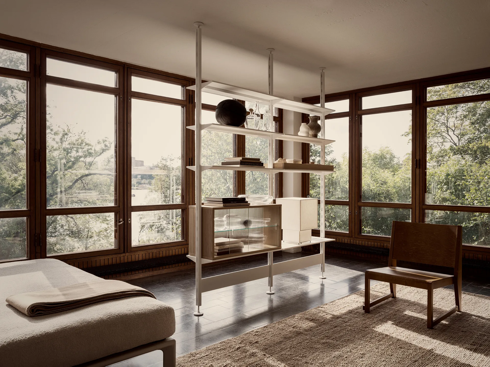 Vitrine Pira, Chêne blanchi - verre strié, 90x31 cm, 4 portes Pira