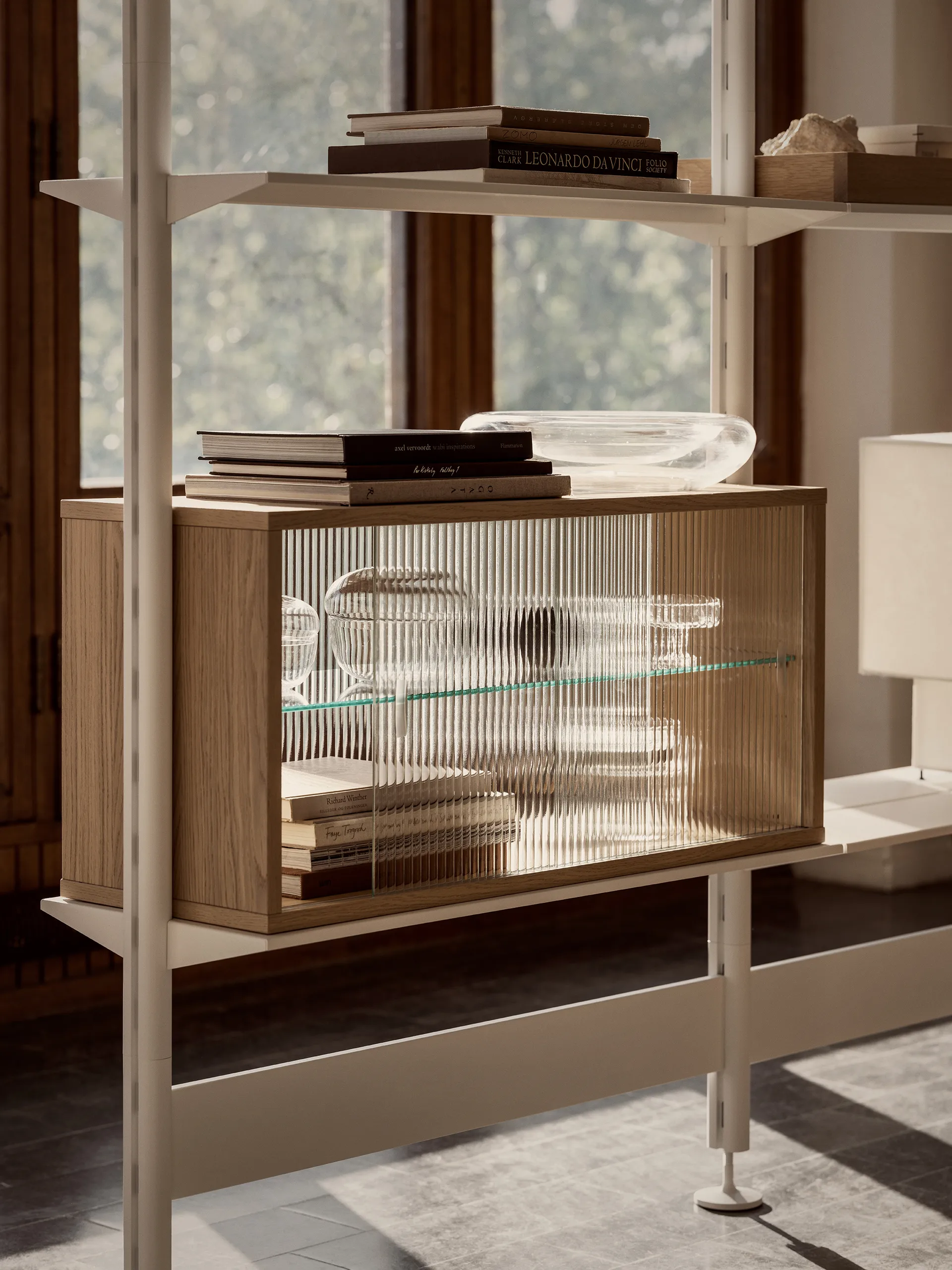 Vitrine Pira, Chêne blanchi - verre strié, 90x31 cm, dos en verre Pira