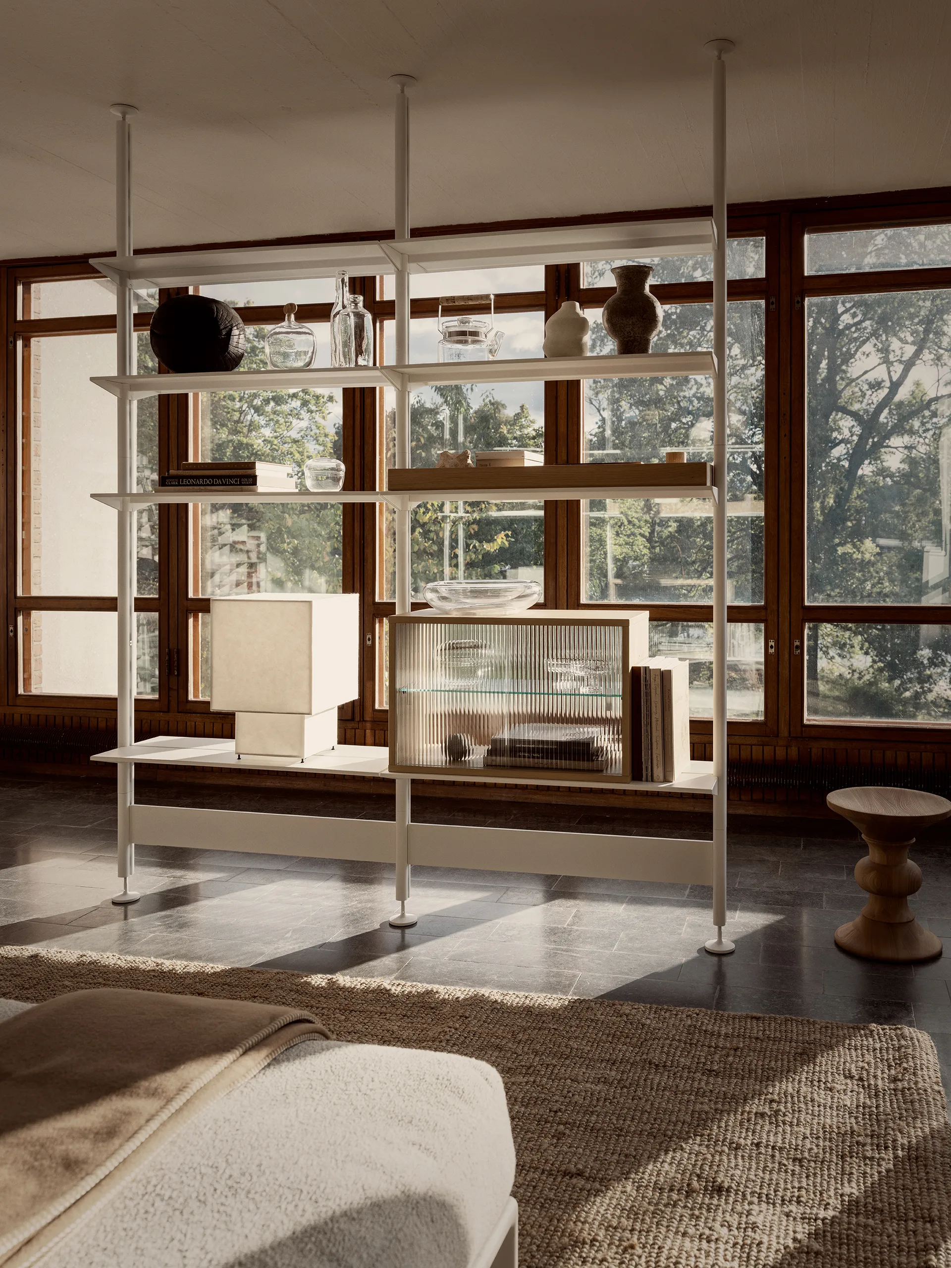 Vitrine Pira, Chêne blanchi - verre strié, 90x31 cm, dos en verre Pira