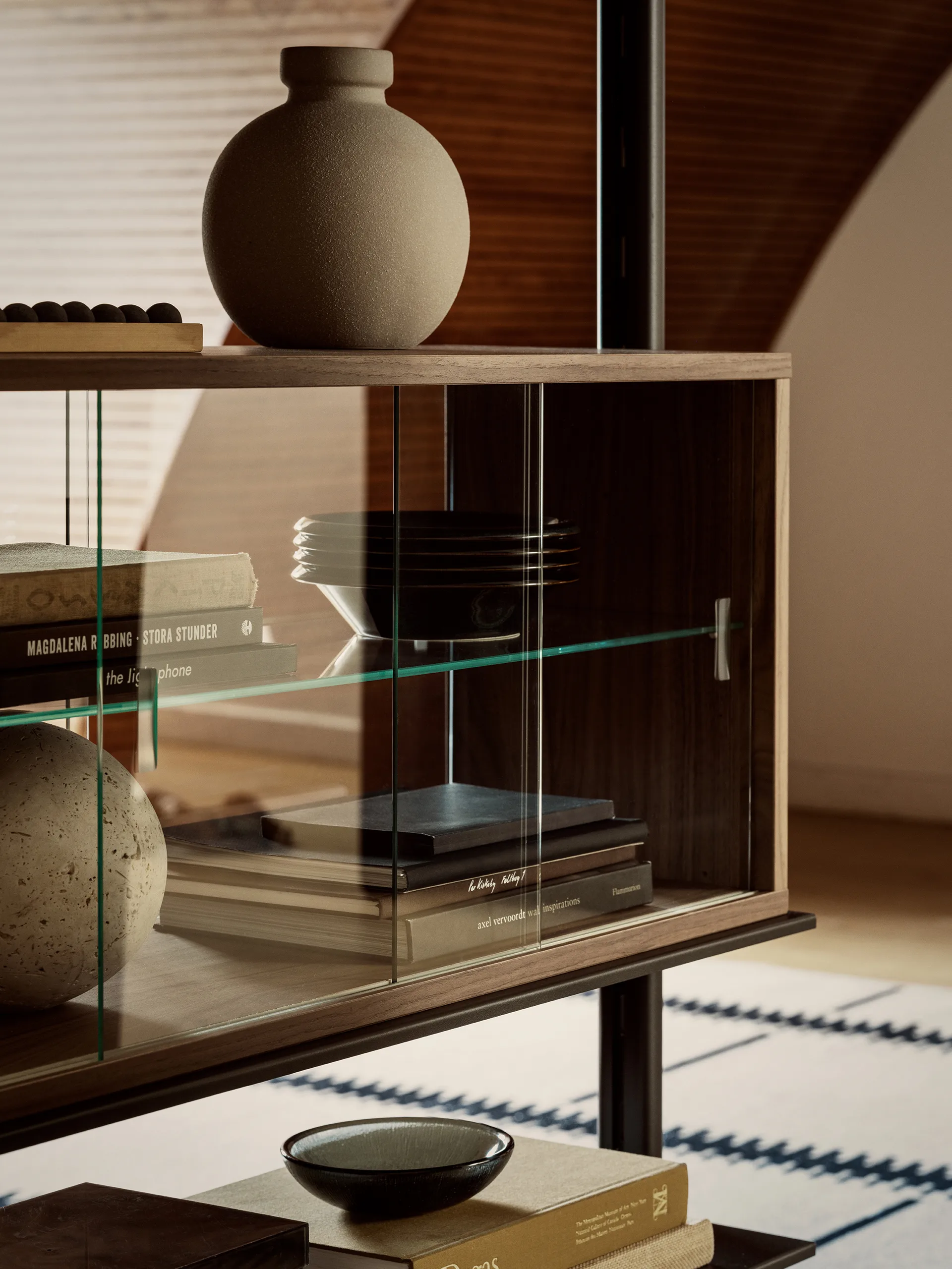 Vitrine Pira, Noyer - verre clair, 70x31 cm, dos en verre Pira