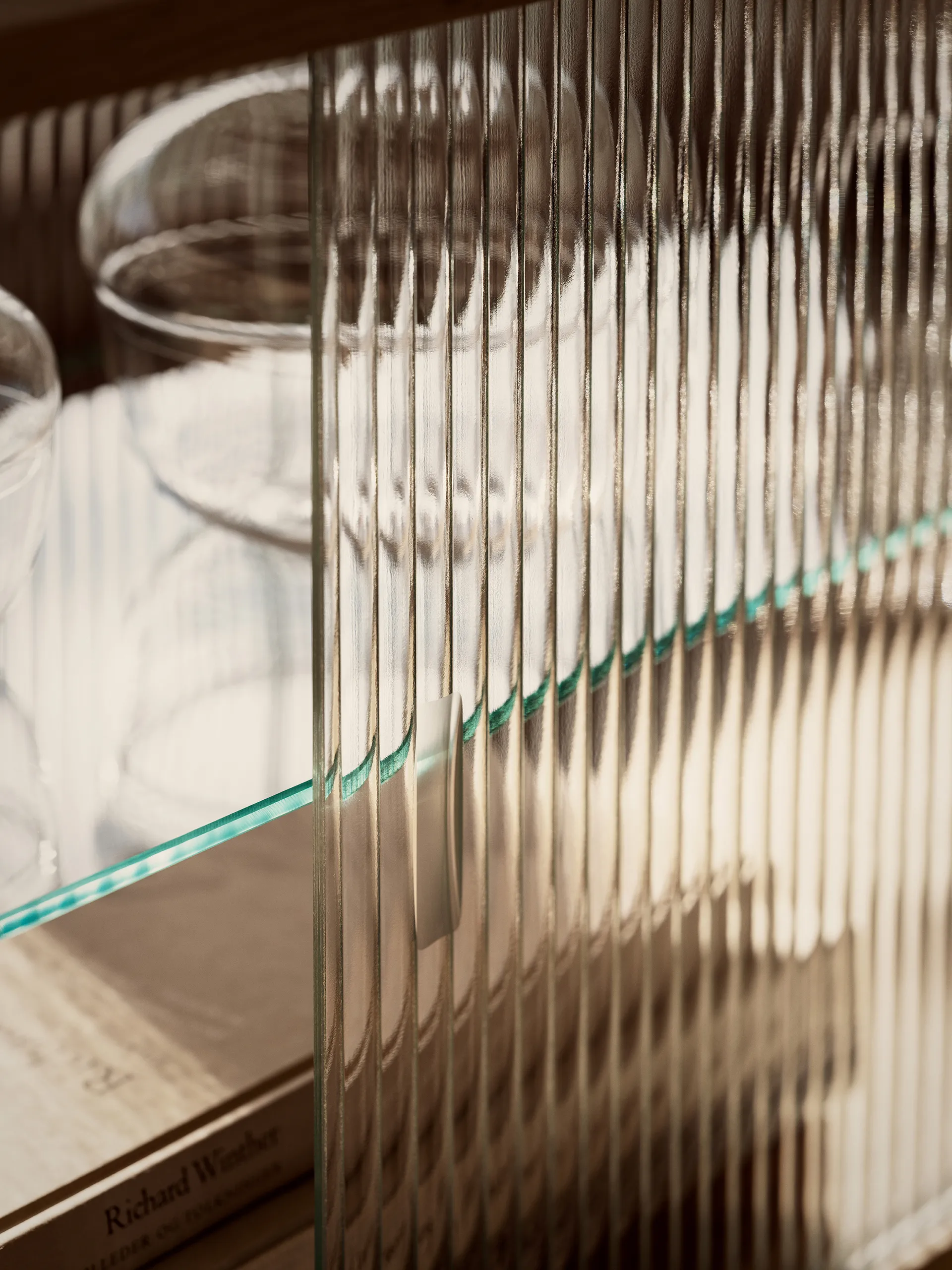 Vitrine Pira, Noyer - verre strié, 90x31 cm, 4 portes Pira