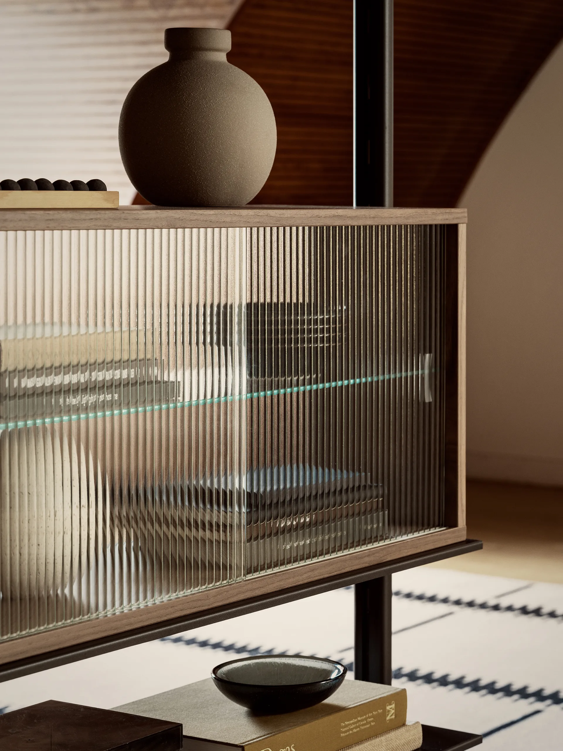 Vitrine Pira, Noyer - verre strié, 90x31 cm, 4 portes Pira