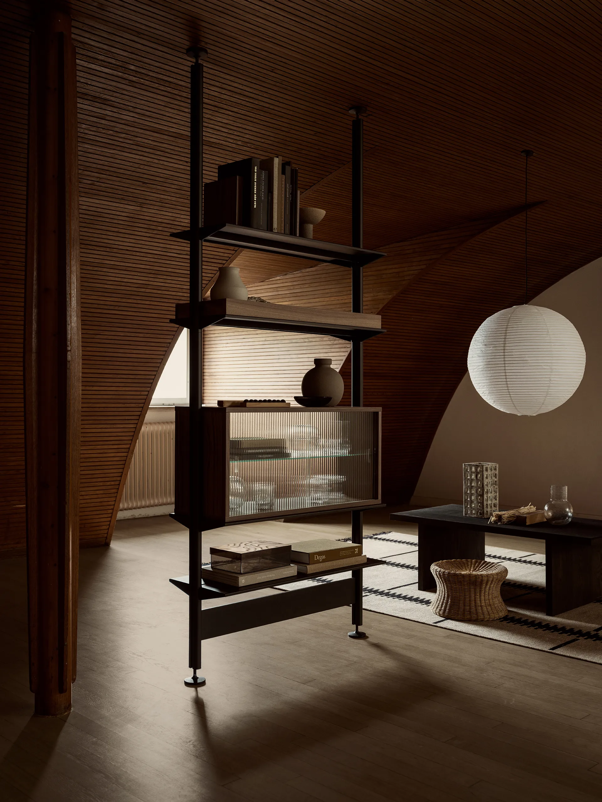 Vitrine Pira, Noyer - verre strié, 90x31 cm, dos en verre Pira