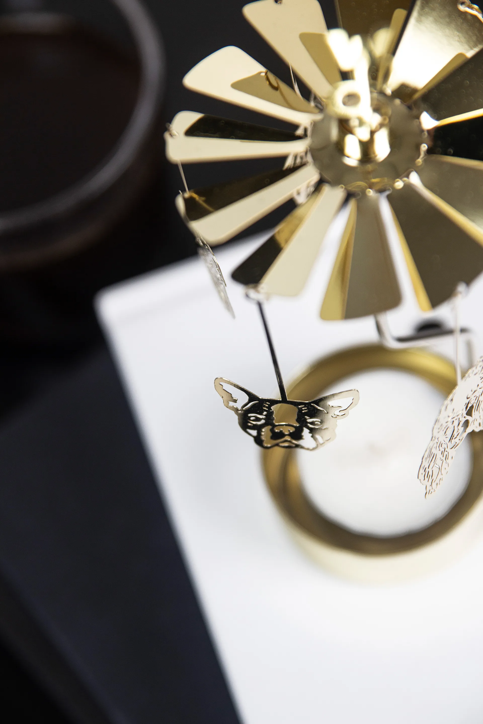 Carillon Hundfamilj, Doré Pluto Design